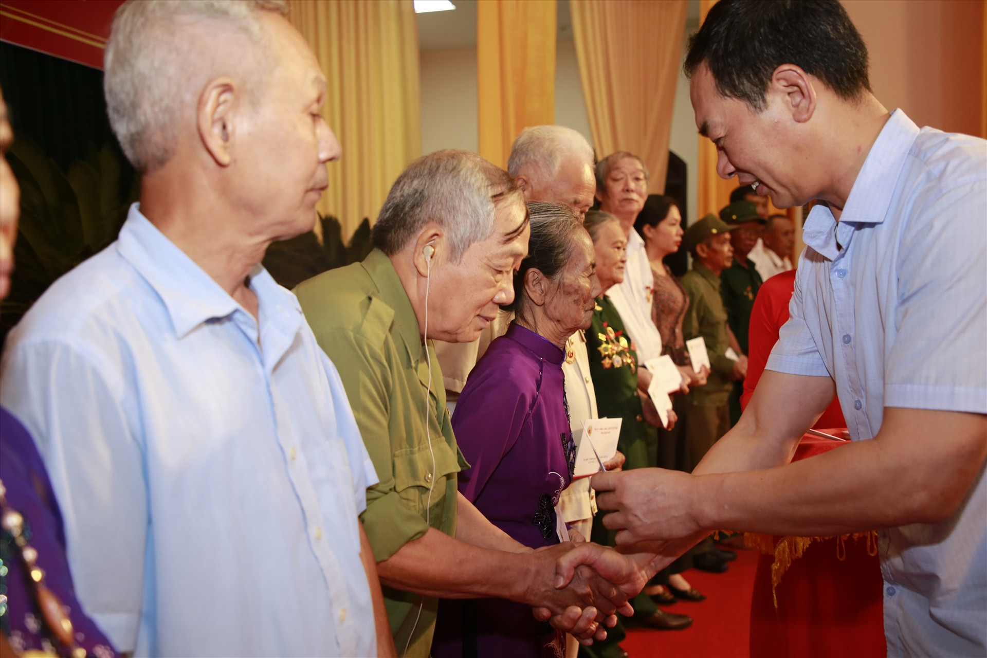 Đồng chí Trịnh Tuấn Sinh - Phó Bí thư Tỉnh ủy Thanh Hóa tặng quà cho các đại biểu tại buổi gặp mặt. Ảnh: T.C