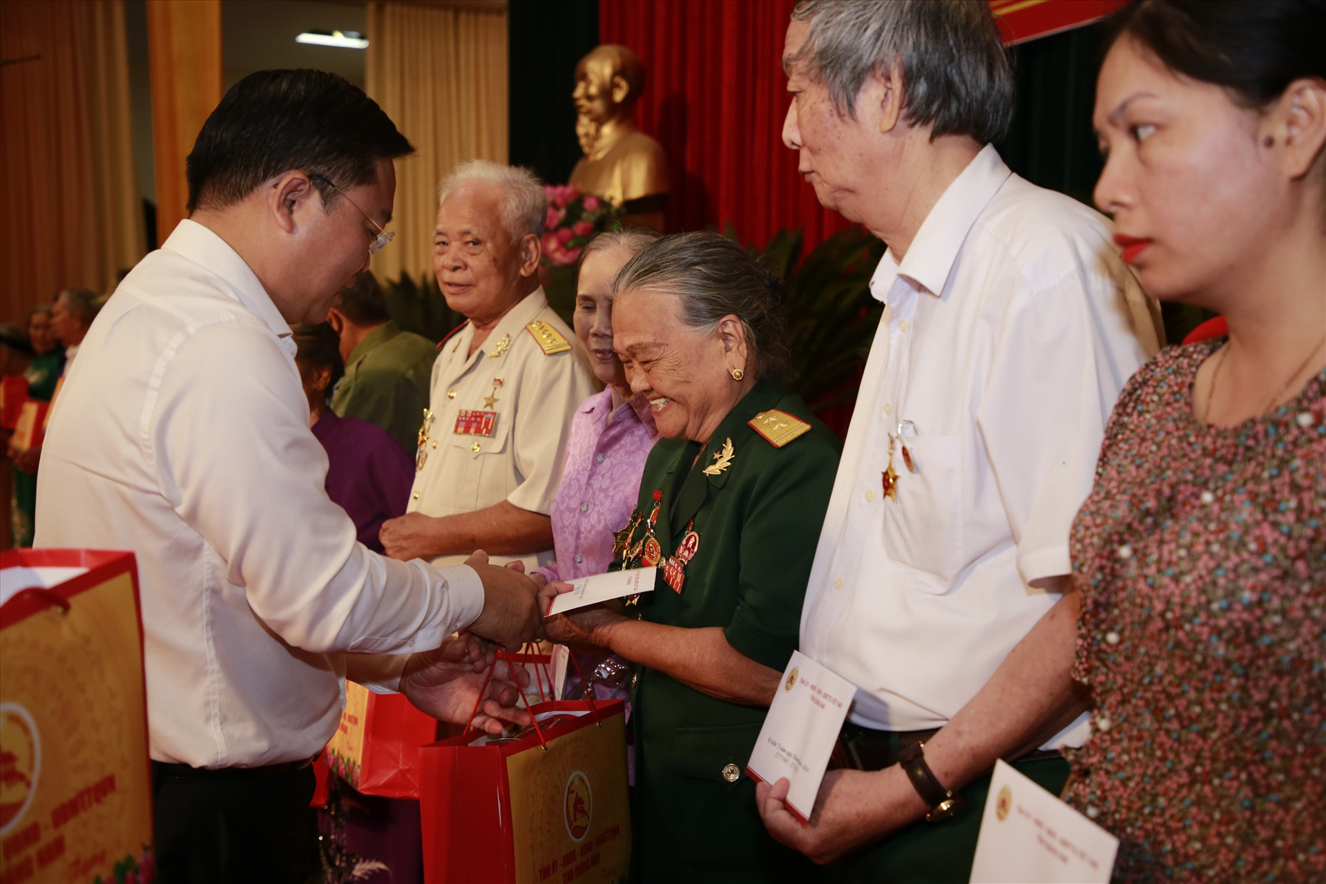 Chủ tịch UBND tỉnh Lê Trí Thanh tặng quà cho các đại biểu. Ảnh: T.C
