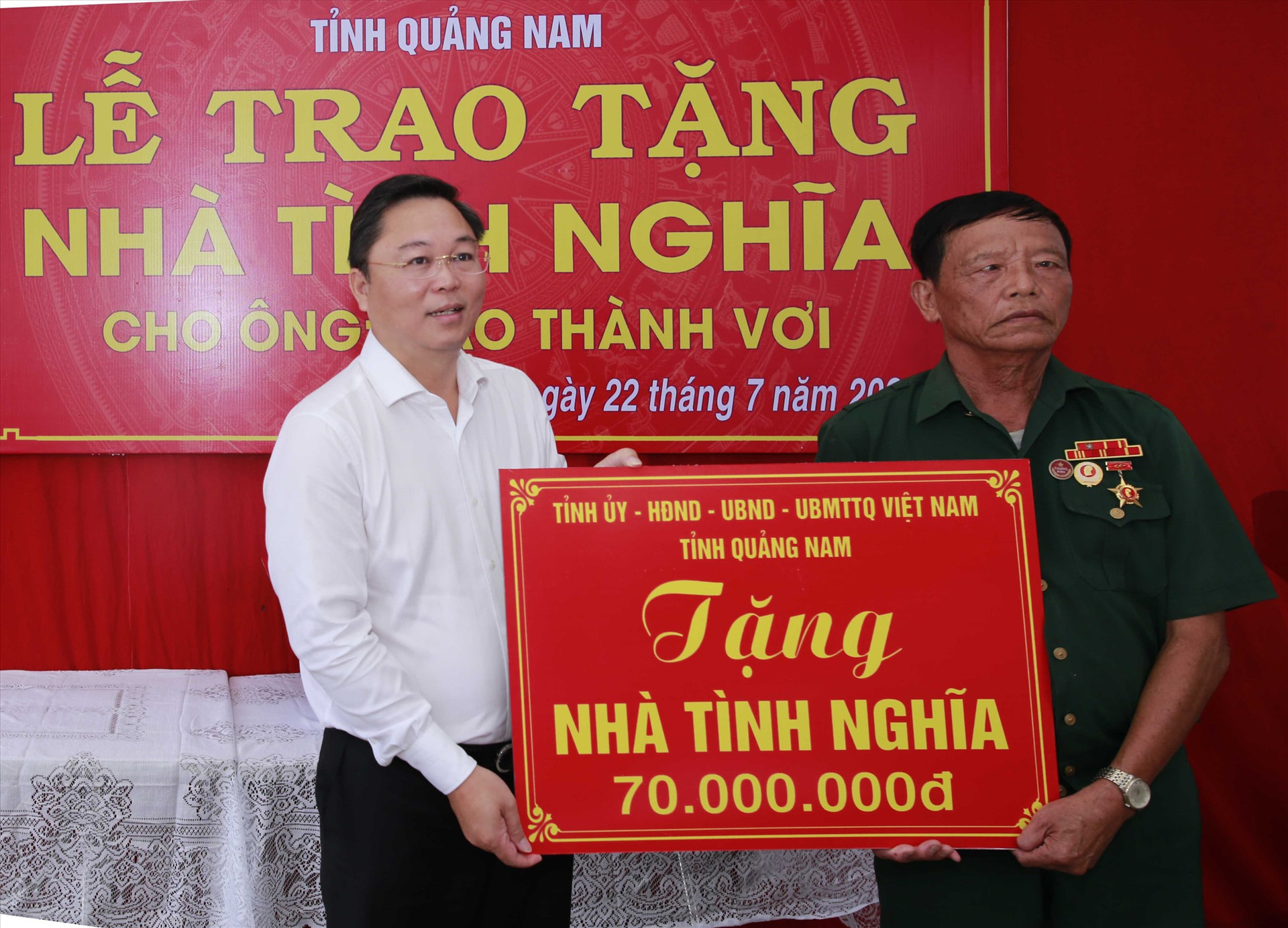 Chủ tịch UBND tỉnh Lê Trí Thanh trao tặng nhà tình nghĩa cho gia đình ông Cao Thành Vơi. Ảnh: T.C