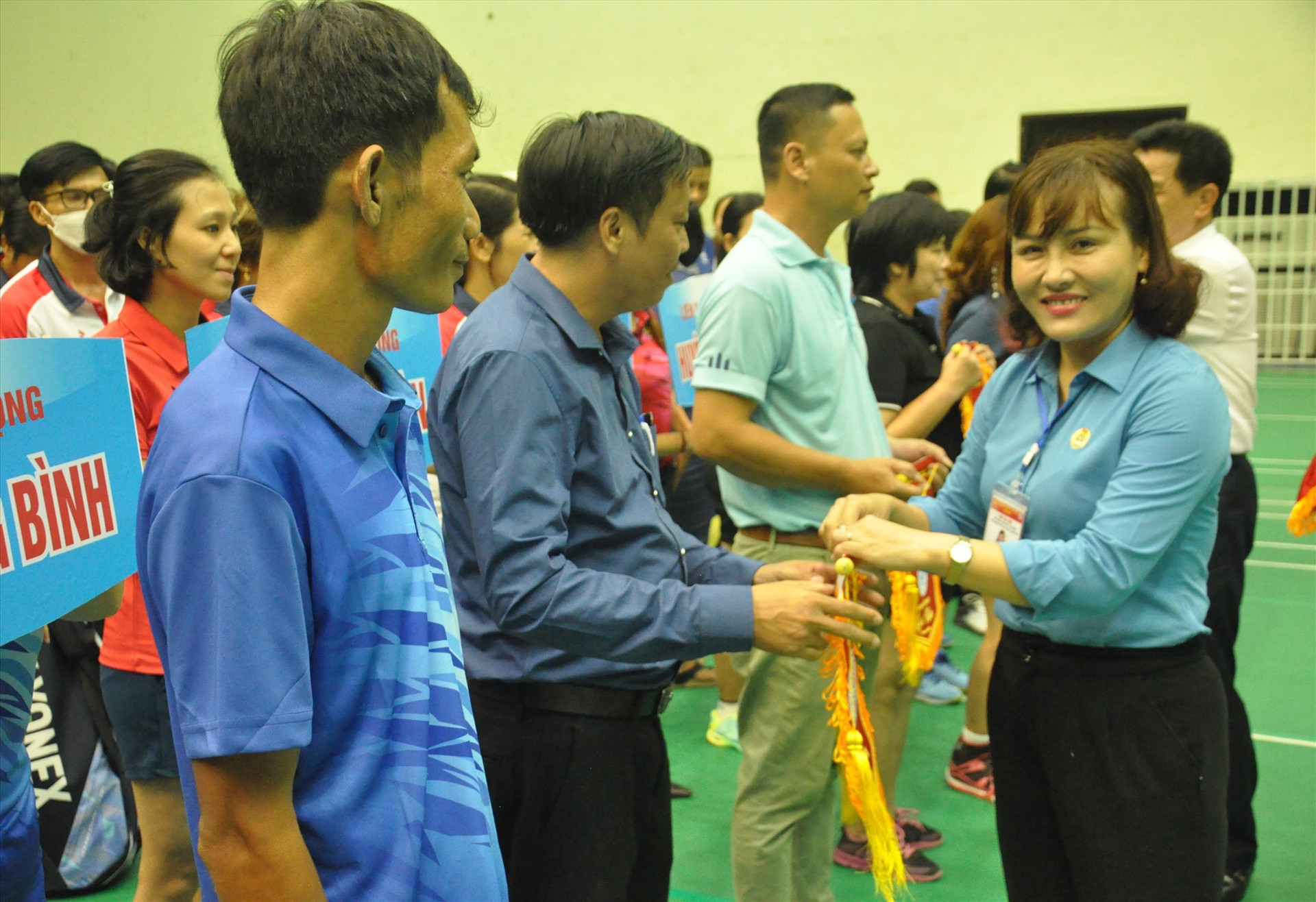 Bà Nguyễn Thị Ngọc Ánh- Trưởng ban Tổ chức giải tặng cờ lưu niệm cho các đoàn. Ảnh: T.V