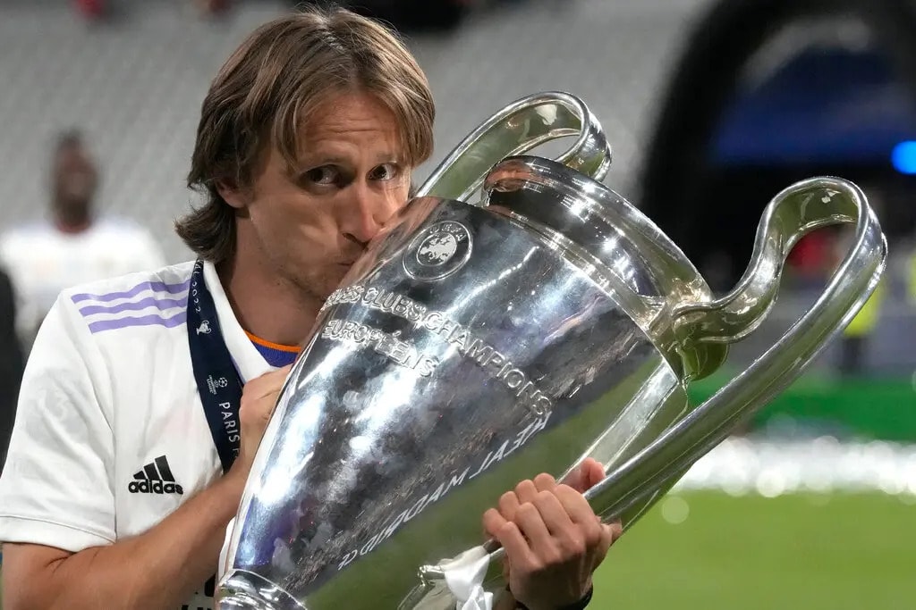 Tiền vệ Luka Modric dù 37 tuổi nhưng vẫn chơi rất hay trong mùa giải 2021-2022, giúp Real Madrid vô địch La Liga và Champions League.  Ảnh: AP