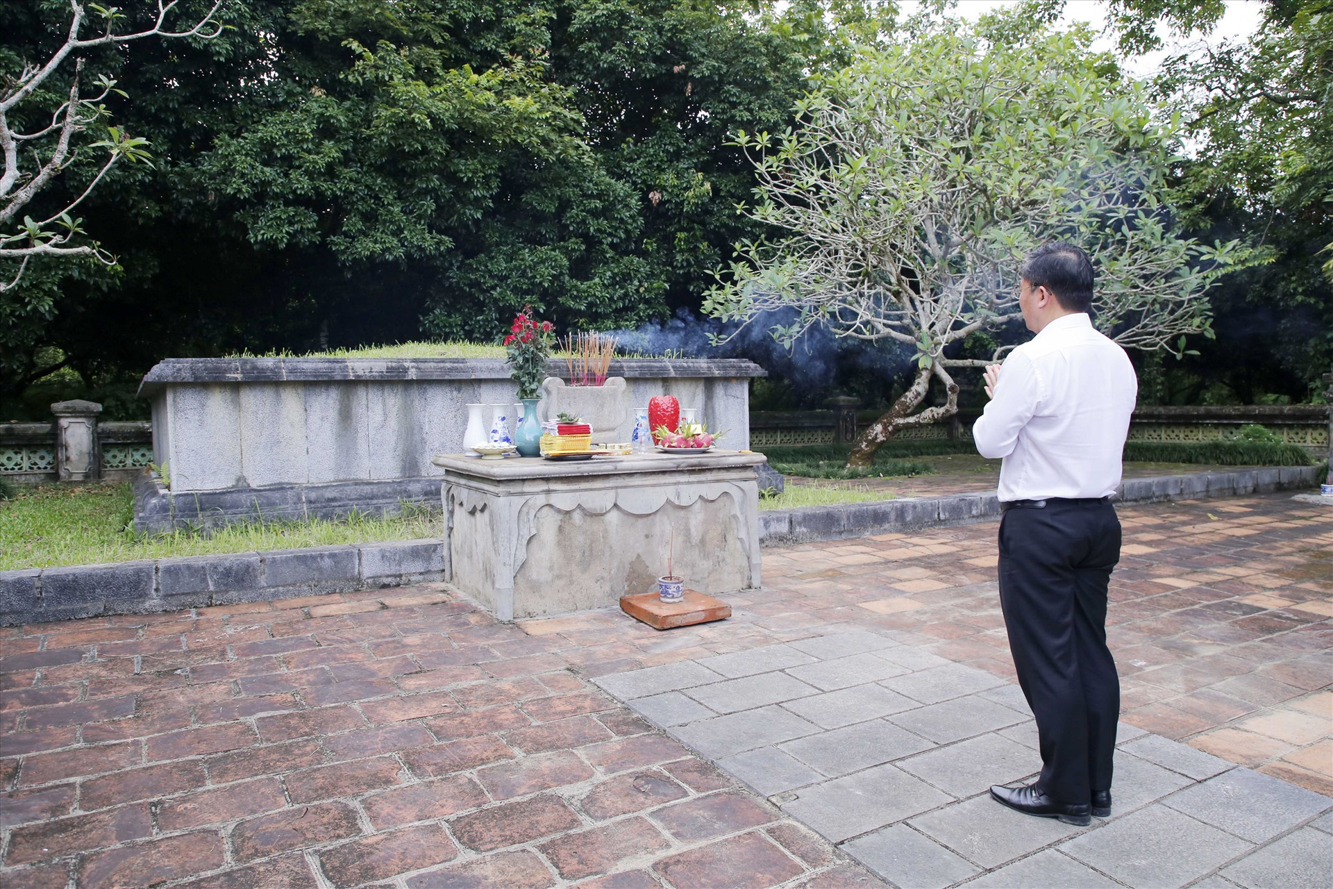 Chủ tịch UBND tỉnh Lê Trí Thanh viếng hương tại mộ Đức vua Lê Thánh Tông - vị vua thành lập đạo Thừa tuyên Quảng Nam. Ảnh: T.C