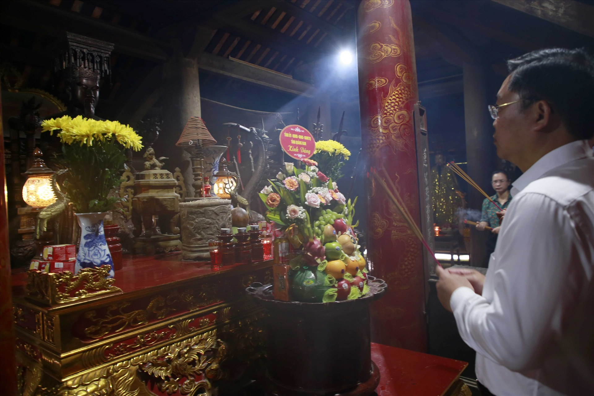 Dâng hương tại đền thờ vua Lê Hoàn. Ảnh: T.C