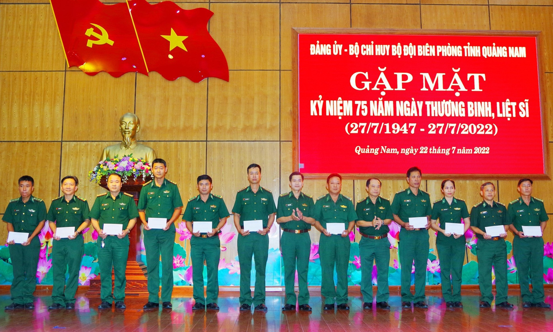 Bộ chỉ huy BĐBP tỉnh tặng quà các thương binh, thân nhân liệt sỹ đang công tác trong Bộ đội Biên phòng tỉnh. Ảnh: VĂN VINH