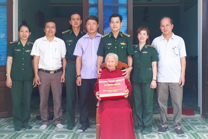 Bộ chỉ huy BĐBP tỉnh thăm, tặng quà Mẹ VNAH Huỳnh Thị Lượng (xã Đại Quang, huyện Đại Lộc). Ảnh: THÁI TÙNG