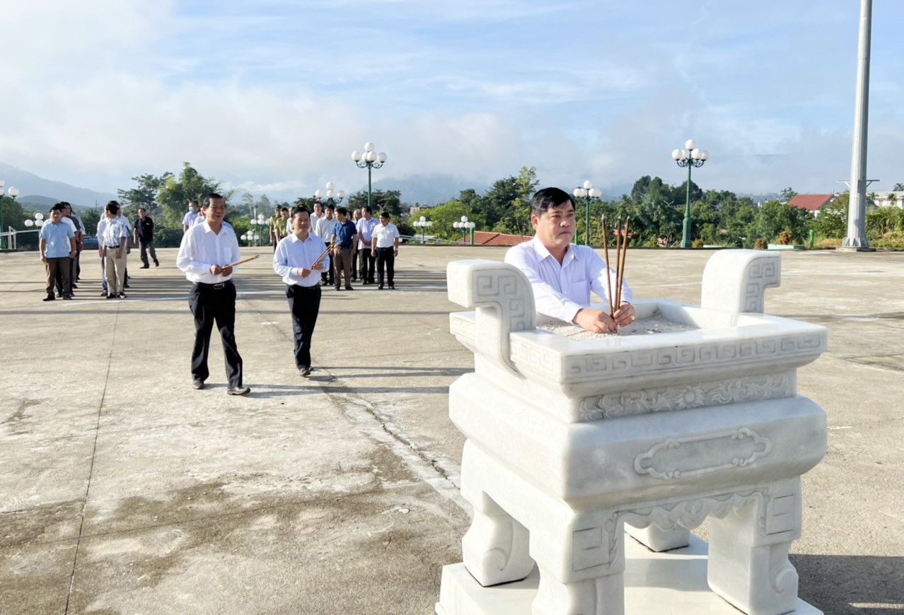 Trưởng Ban Nội chính Tỉnh ủy Nguyễn Mạnh Hà và lãnh đạo huyện Phước Sơn dâng hương tại Tượng đài chiến thắng Khâm Đức.
