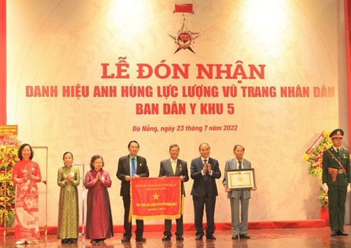 Chủ tịch nước Nguyễn Xuân Phúc trao tặng Danh hiệu cho Ban Dân y Khu 5