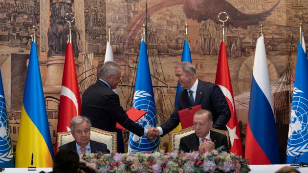Tổng thống Thổ Nhĩ Kỳ Recep Tayyip Erdogan (hàng trước, bên trái) và Tổng thư ký Liên hợp quốc Antonio Guterres (hàng trên, bên phải) chứng kiến lễ ký thỏa thuận ngày 22-7. Ảnh: AFP