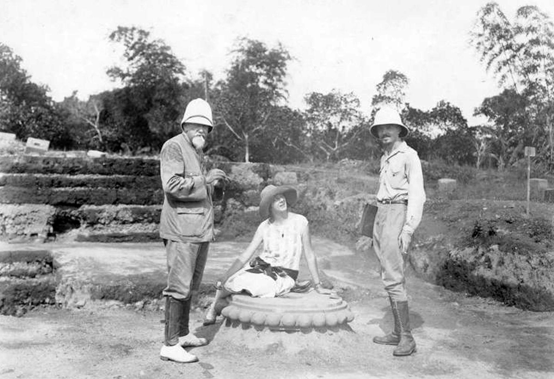 Jean-Yves Claeys (bên phải) và cha con nhà khảo cổ H. Parmentier tại công trường khảo cổ Trà Kiệu.