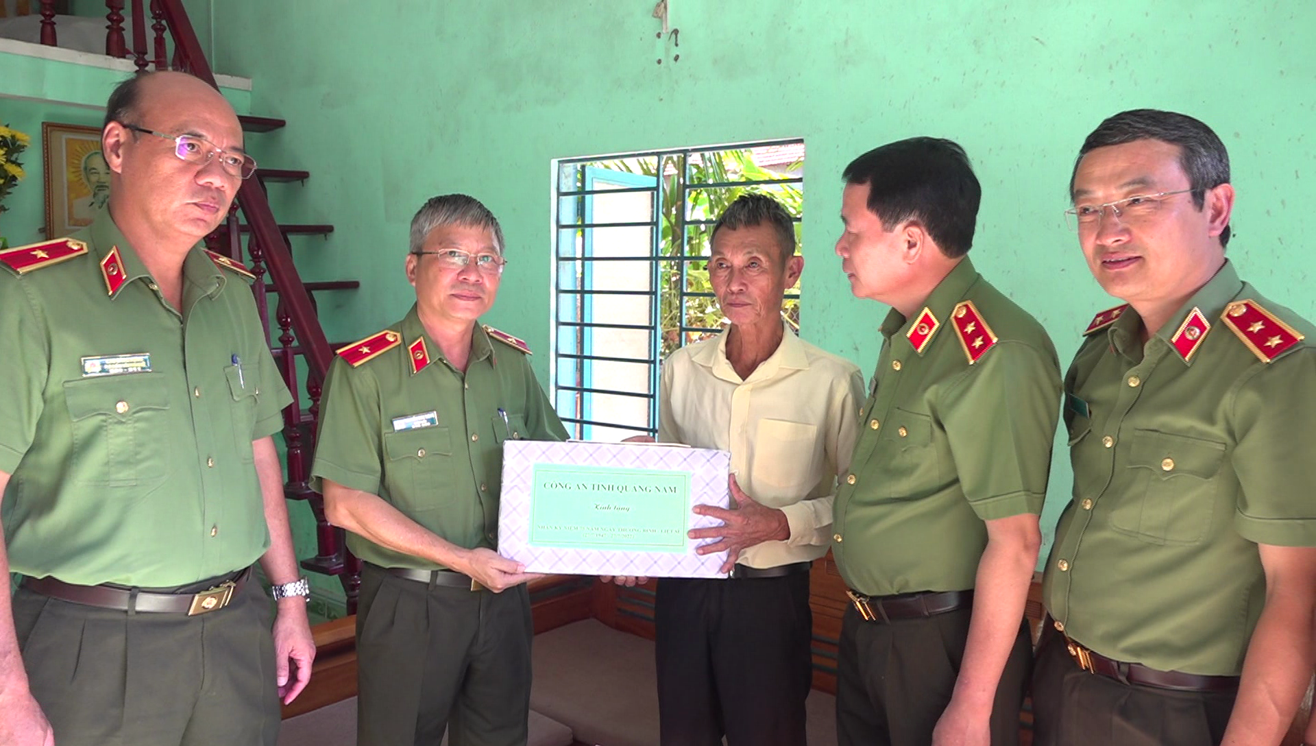Thiếu tướng Nguyễn Đức Dũng, Giám đốc Công an tỉnh tặng quà thân nhân liệt sĩ Lê Ngọc Quang