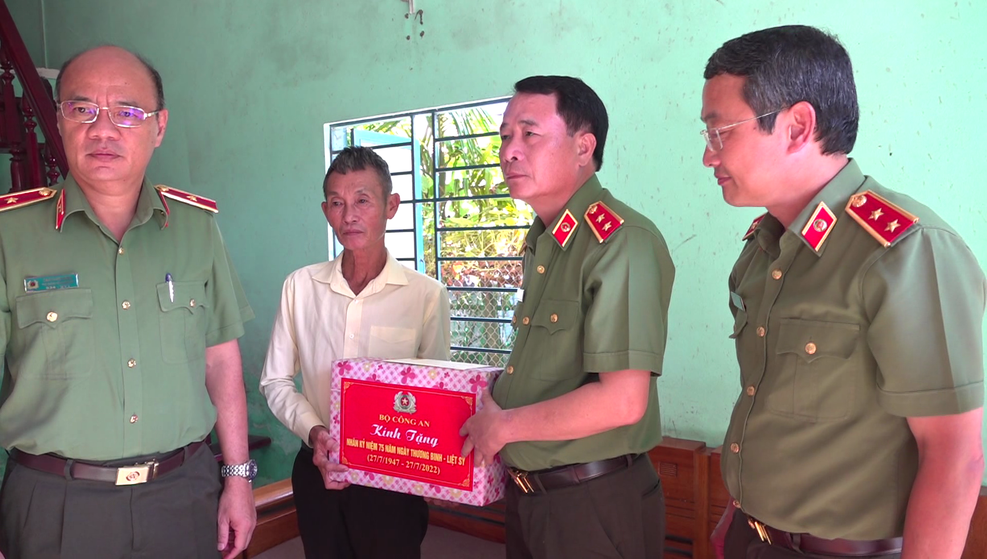 Trung tướng Lê Quốc Hùng, Thứ trưởng Bộ Công an tặng quà thân nhân liệt sĩ Lê Ngọc Quang