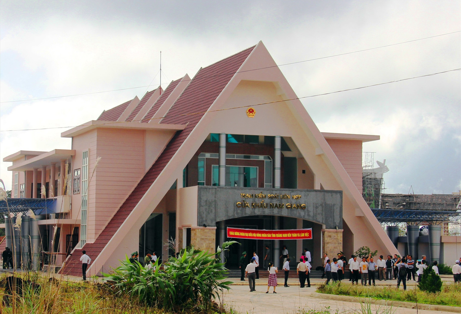 Cửa khẩu quốc tế Nam Giang được xem là cửa ngõ giao thương trên Hành lang kinh tế Đông - Tây. Ảnh: T.D