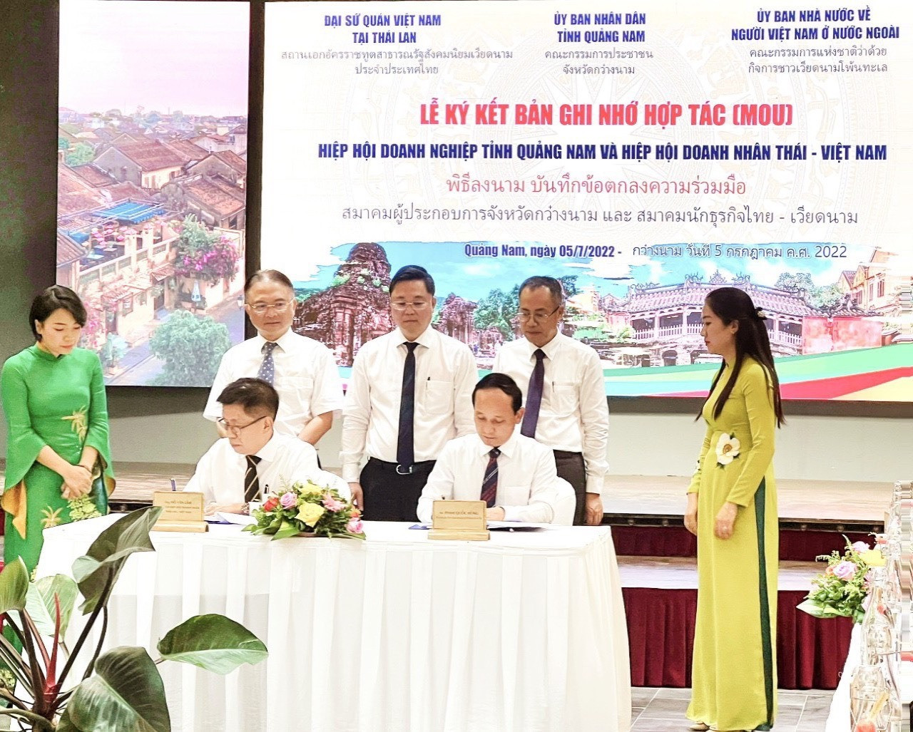 Hiệp hội doanh nghiệp Thái Lan và Quảng Nam ký kết hợp tác giao thương. Ảnh: T.DŨNG