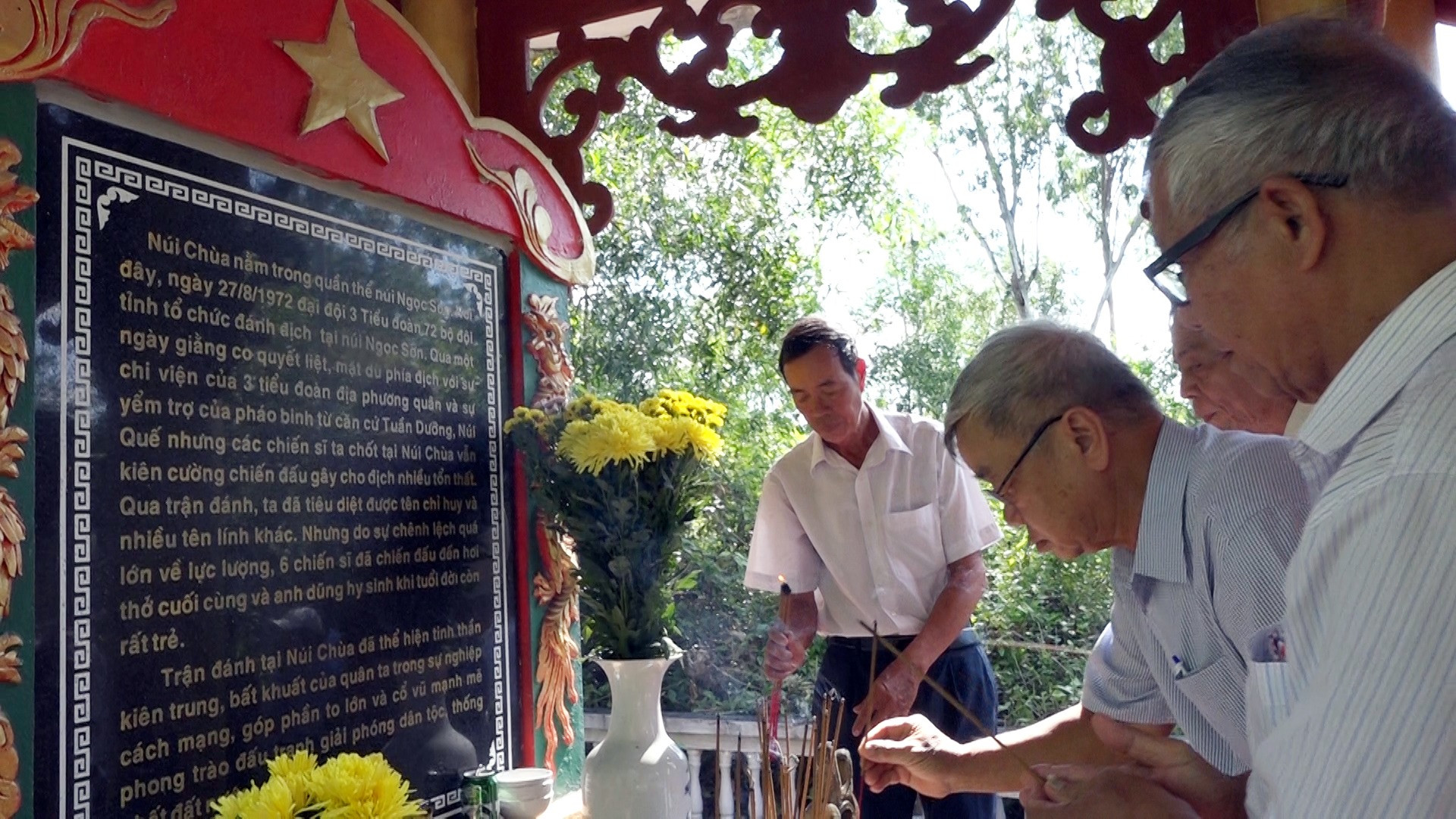 Cựu chiến binh Tiểu đoàn 72 Quảng Nam thắp hương tưởng niệm các liệt sĩ hy sinh tại Núi Chùa. Ảnh: MT