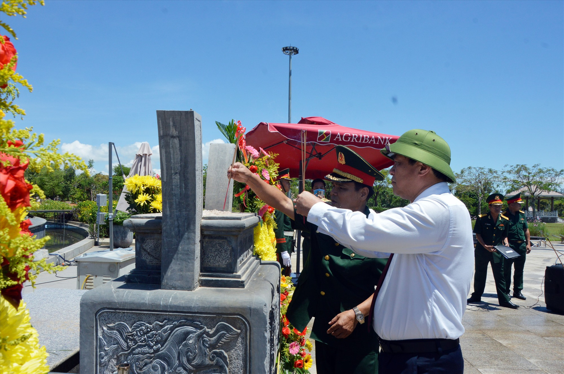 Thượng tướng Lê Chiêm và Bí thư Tỉnh ủy Phan Việt Cường dâng hương tại Tượng đài Mẹ VNAH.