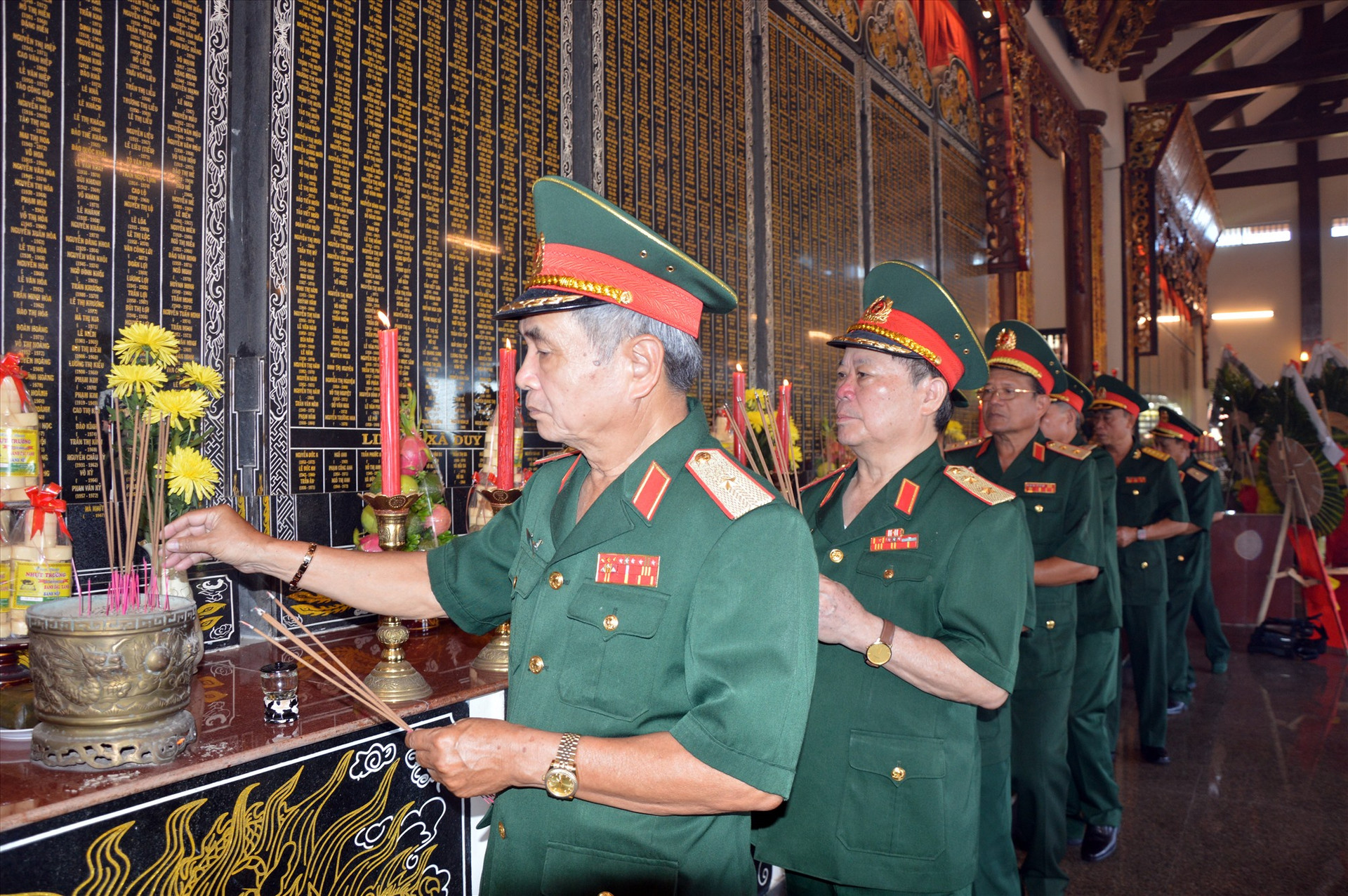 Các đại biểu viếng hương tại Đền tưởng niệm liệt sĩ huyện Duy Xuyên.