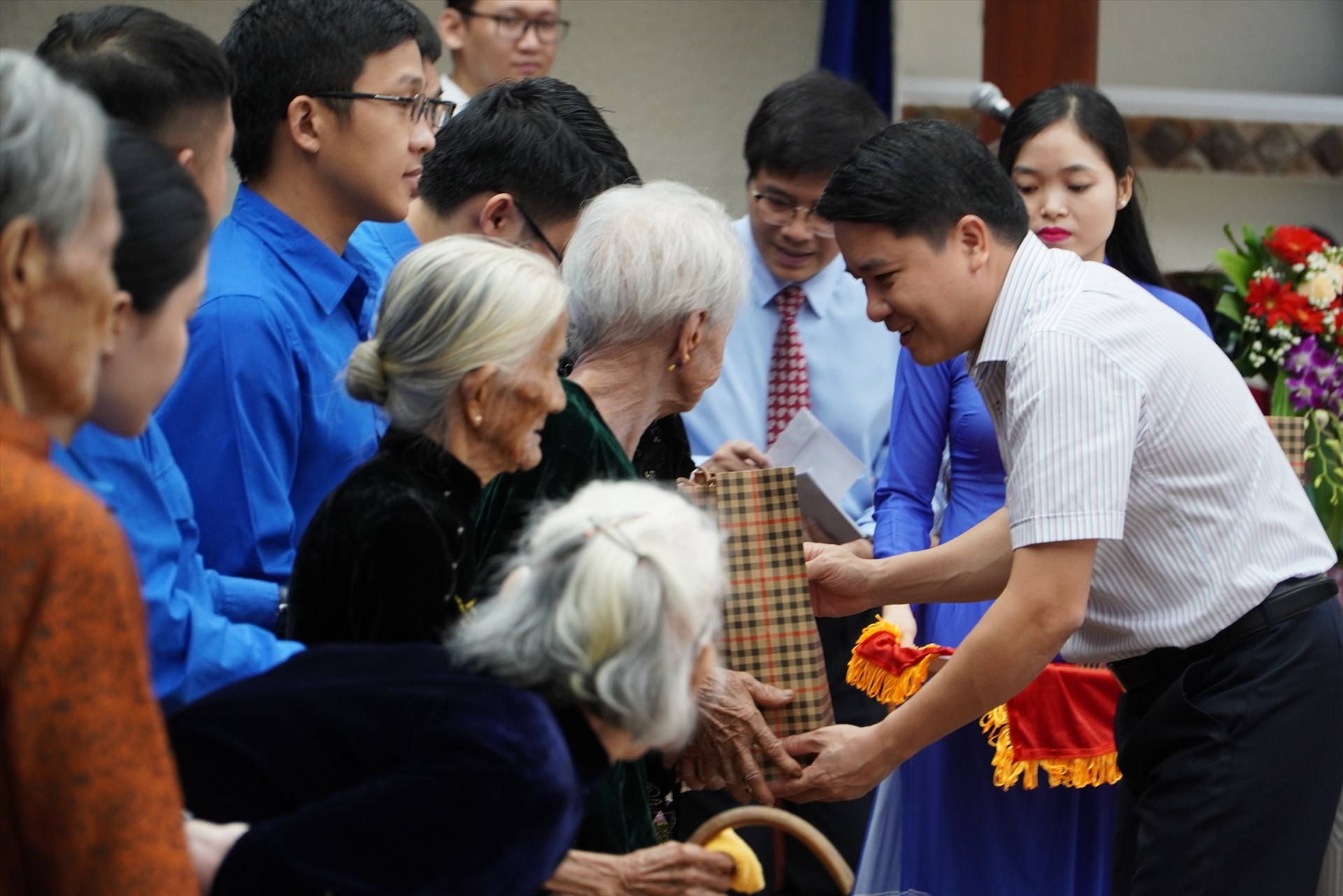 Bộ Y tế, UBND tỉnh Quảng Nam trao quà cho 10 Mẹ Việt nam Anh hùng. Ảnh: H.Q