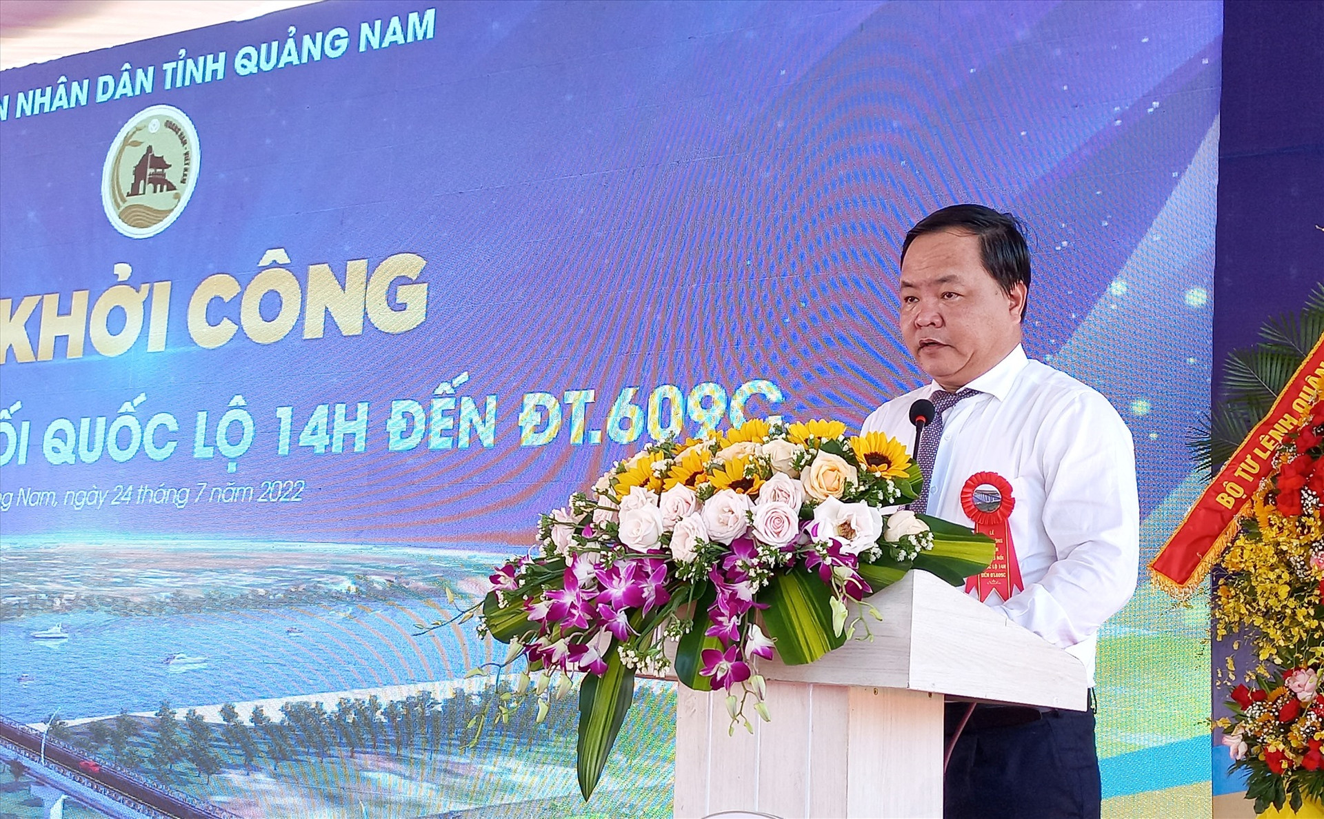 Phó Chủ tịch UBND tỉnh Nguyễn Hồng Quang đề nghị các bên liên quan triển khai dự án đúng tiến độ, đảm bảo chất lượng, mỹ thuật. Ảnh: CT