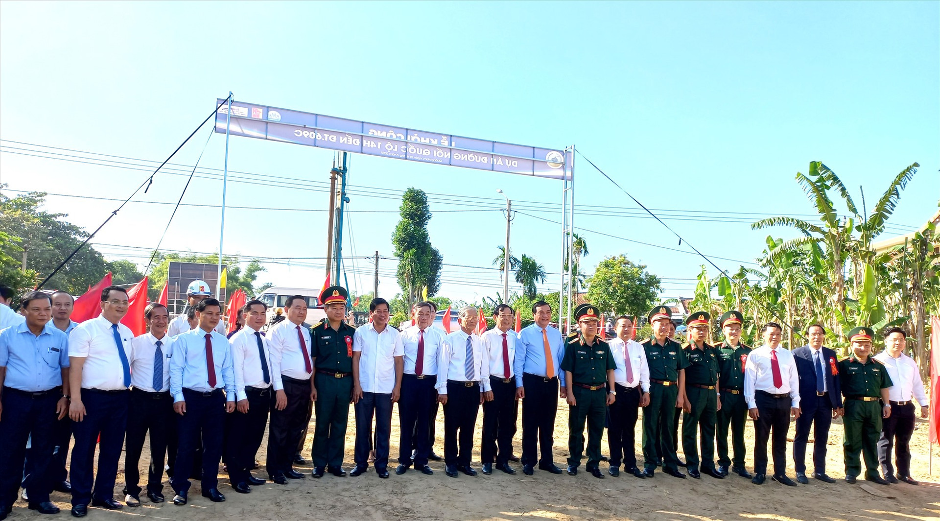 Các đồng chí đại biểu lãnh đạo chụp hình lưu niệm bên bờ nam sông Thu Bồn. Ảnh: CT