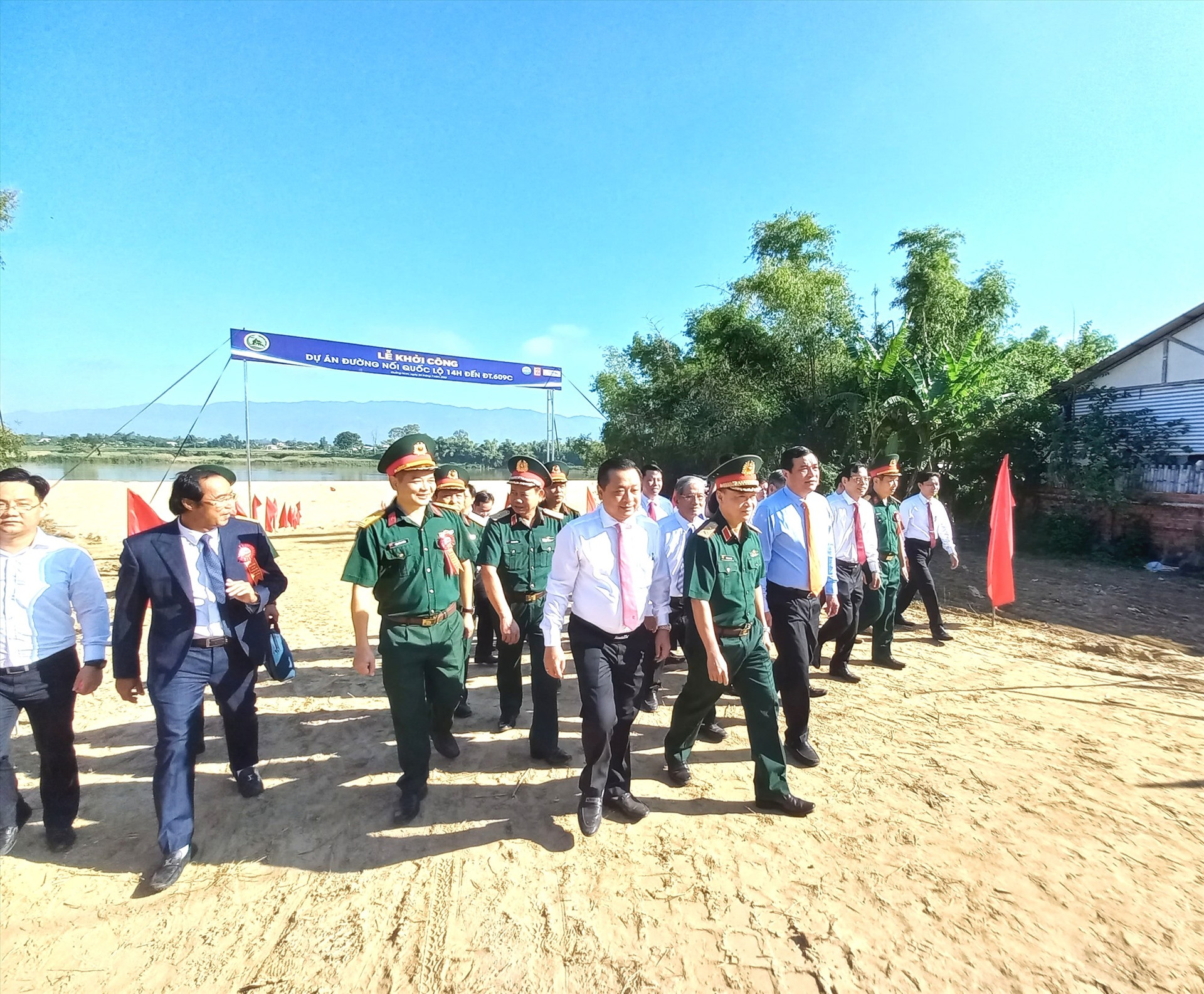 Các đồng chí lãnh đạo ra xem thực tế tại bờ nam sông Thu Bồn, đoạn qua xã Duy Tân. Ảnh: CT