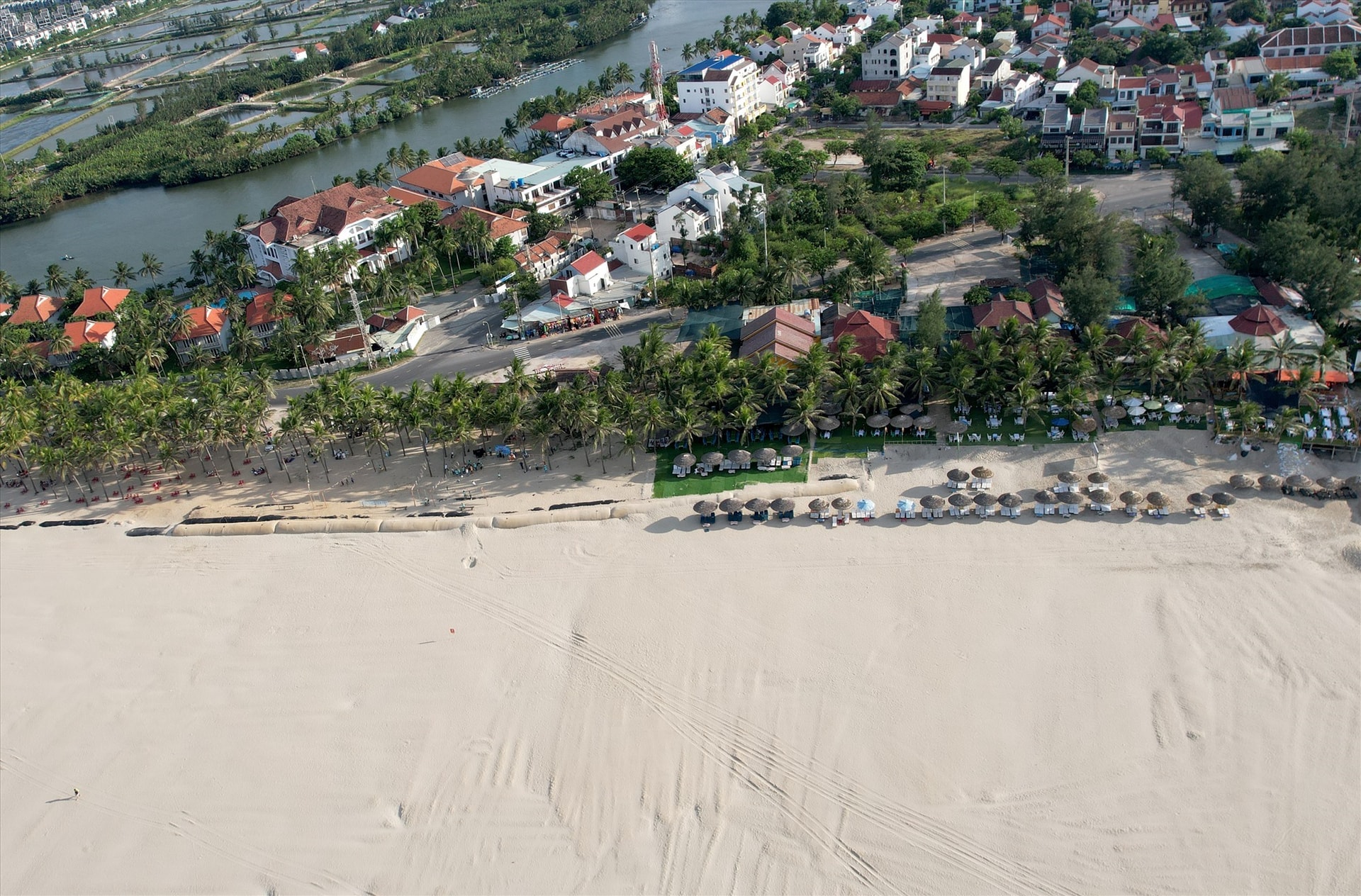 The project is hoped to be effective in erosion prevention of Cua Dai coastal area, support the recovery of tourism activities.