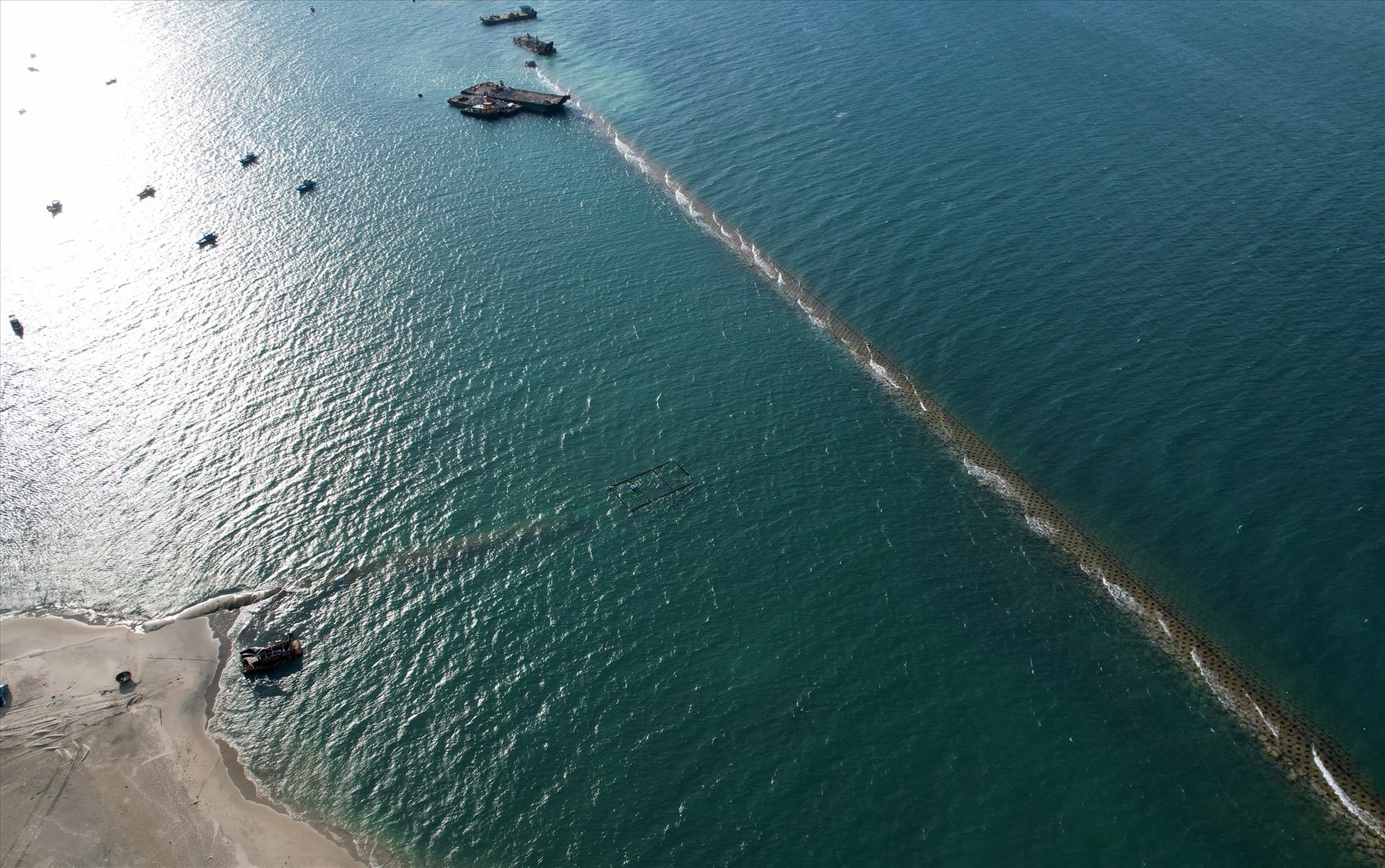 The submerged dike