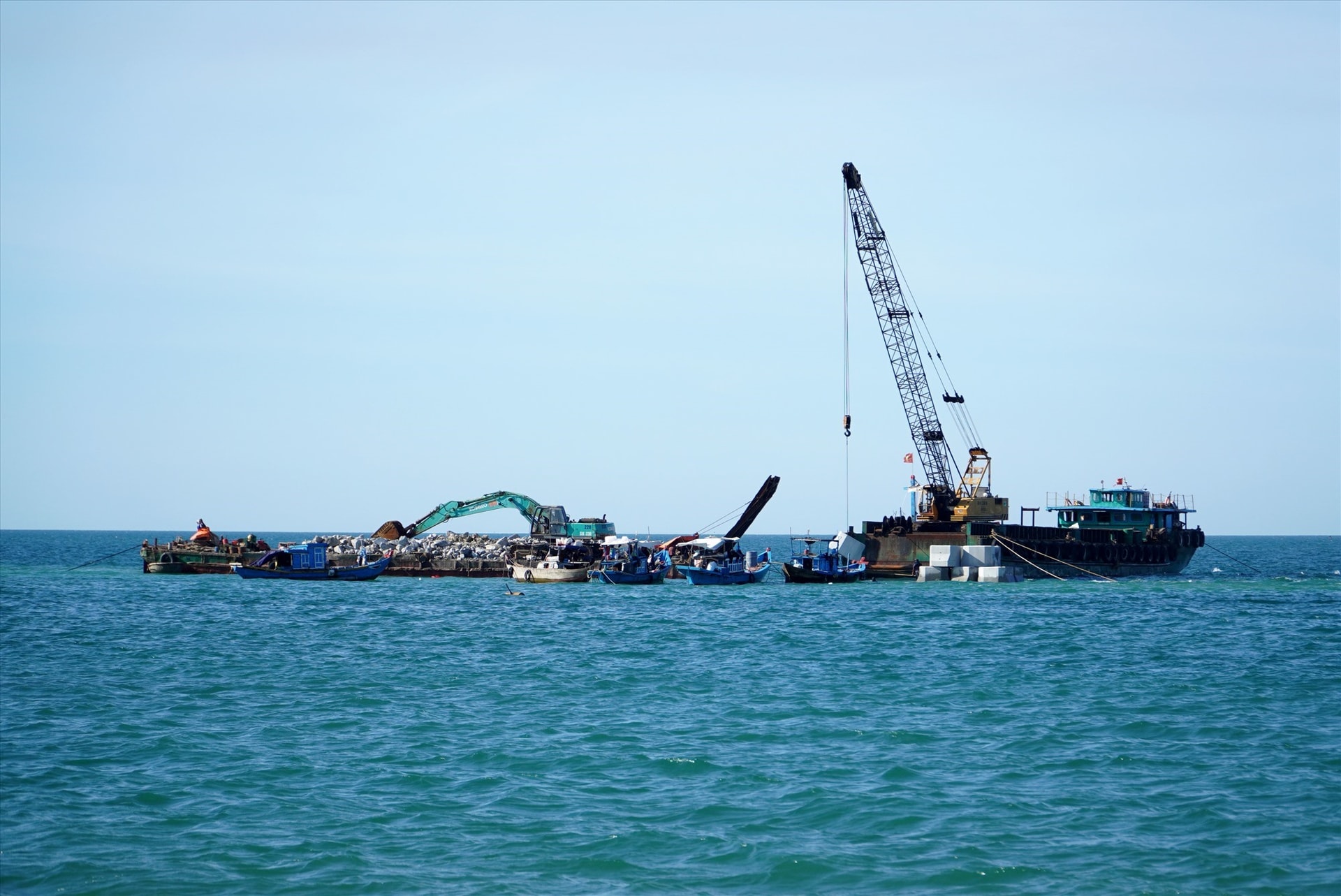 The emerged dike is being built.