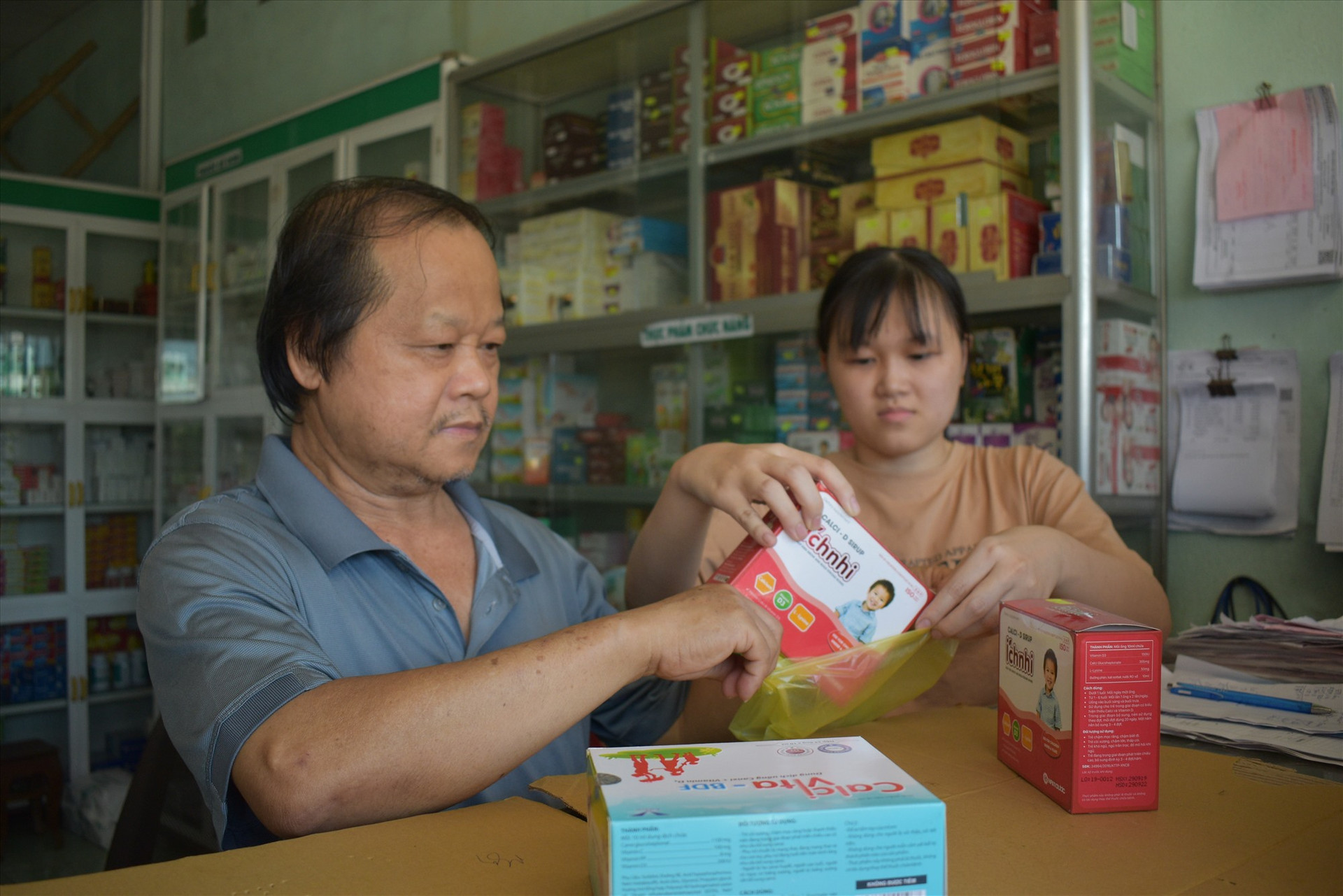 Ngoài việc học tập, Giang giúp ba bán thuốc tây tại nhà. Ảnh: T.Q