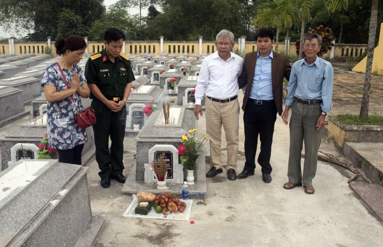 Tác giả cùng gia đình viếng mộ liệt sĩ Cao Đình Trung tại Hiệp Đức.