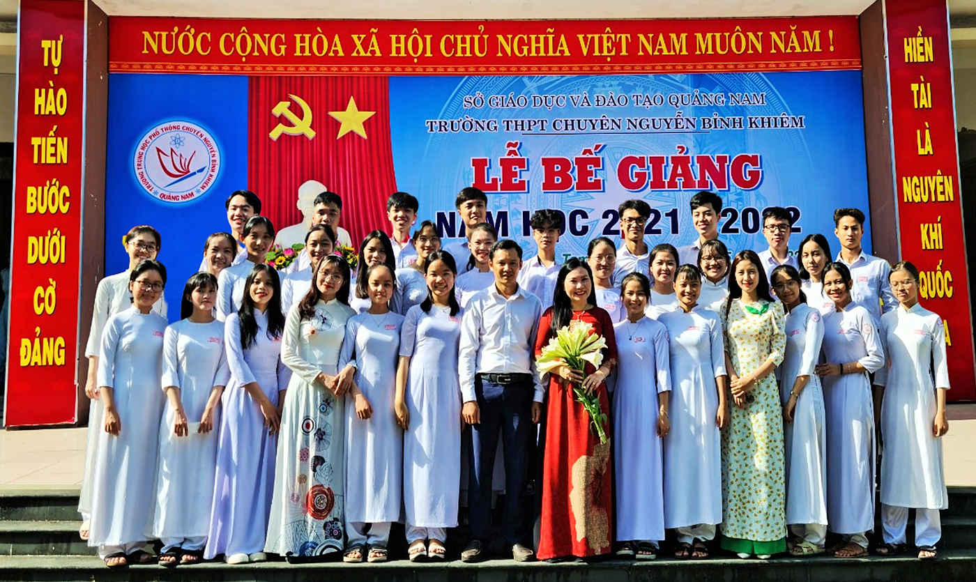 Tập thể lớp 12 chuyên Sử - Địa, Trường THPT chuyên Nguyễn Bỉnh Khiêm năm học 2021-2022.