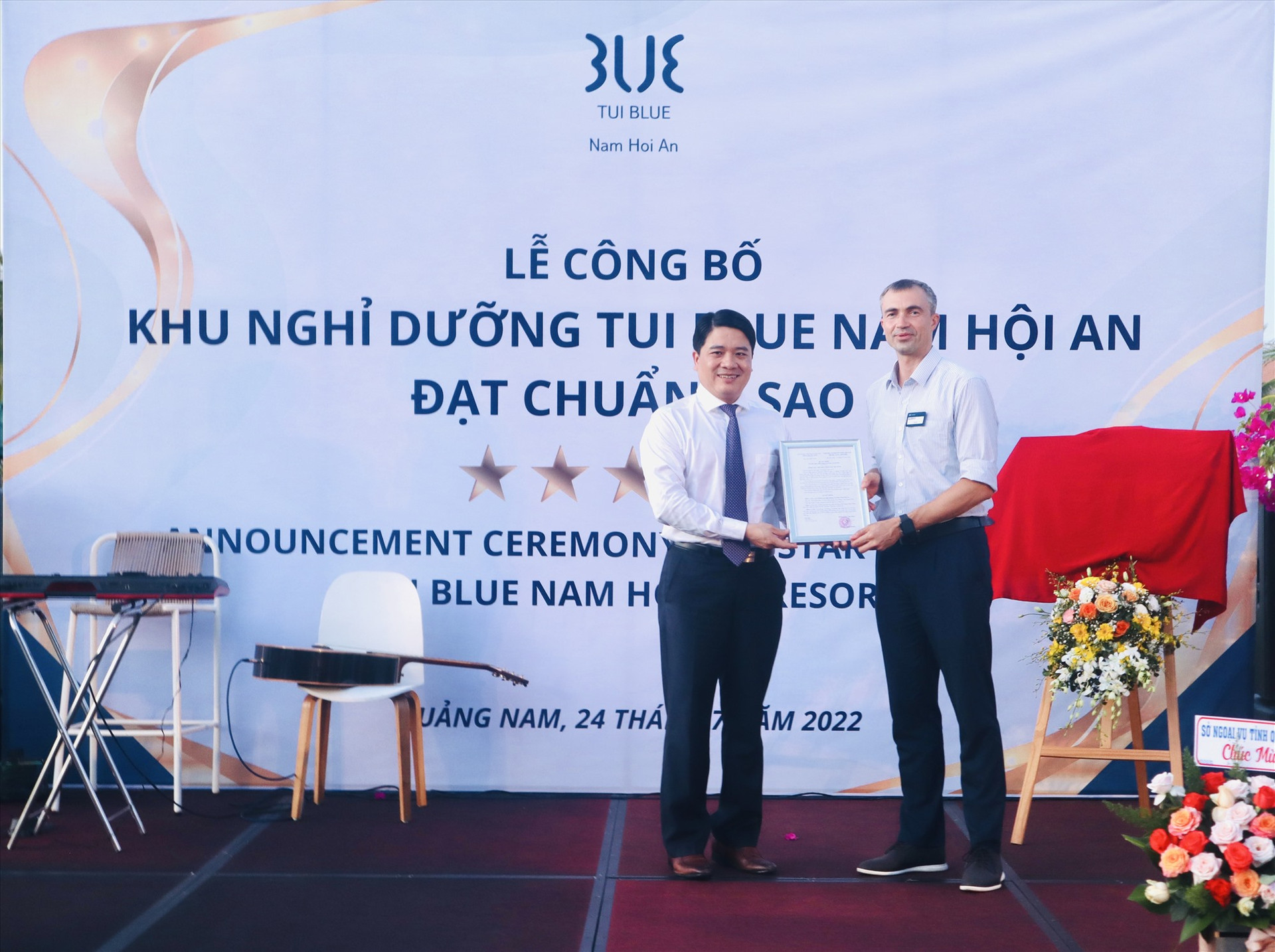 Phó Chủ tịch UBND tỉnh Trần Văn Tân trao quyết định công nhận TUI Blue Nam Hoi An đạt chuẩn 5 sao cho Tổng quản lý khu nghỉ dưỡng. Ảnh: Q.T