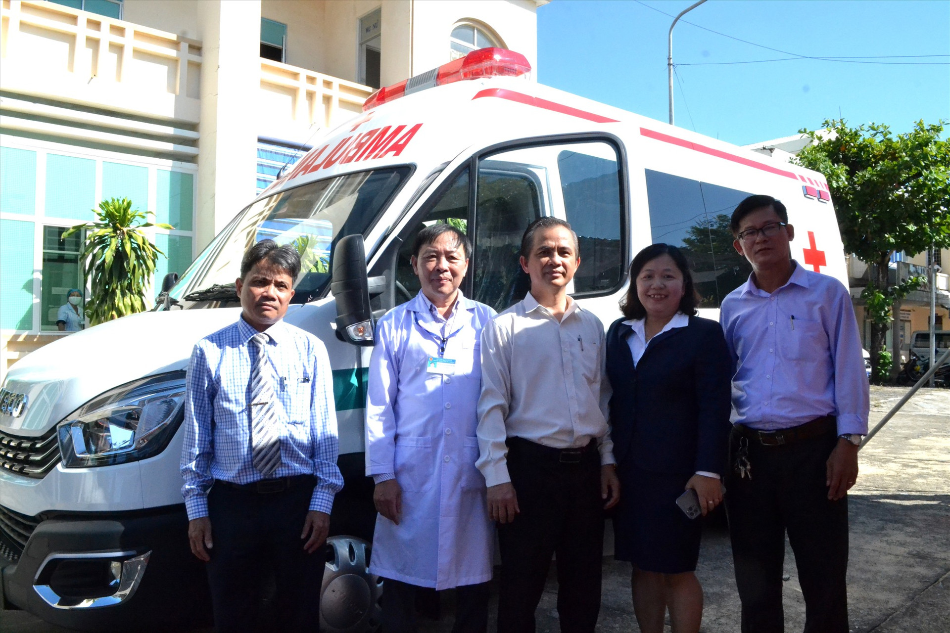 Được tặng xe cứu thương sẽ giúp 2 trung tâm y tế của tỉnh vận chuyển cấp cứu tốt hơn để khám chữa bệnh hiệu quả cho người dân. Ảnh: Q.VIỆT