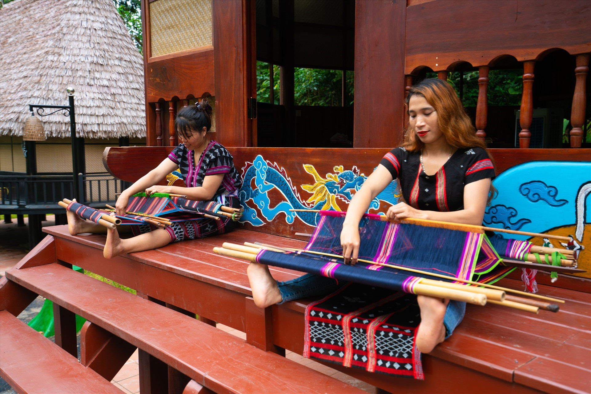 At Co Tu cultural village in Dong Giang Heaven Gate, visitors can discover the living space with indigenous architectural features, seeing local artisans weaving brocade, knitting rattan and bamboo baskets and papooses.