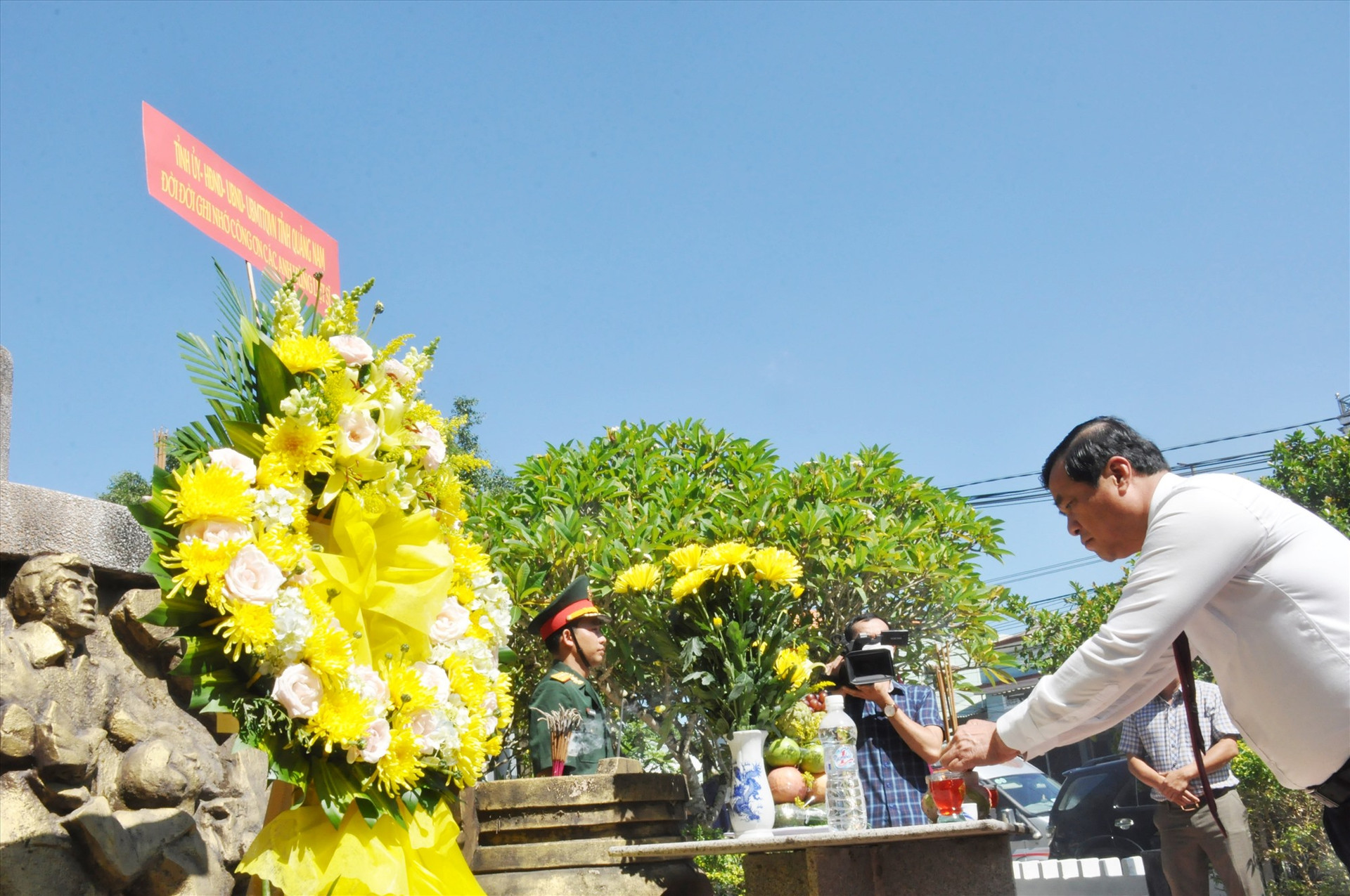 Đồng chí Phan Việt Cường dâng hương tưởng niệm đồng bào, đồng chí đã hy sinh cho sự nghiệp cách mạng tại Đài Tưởng niệm cuộc đấu tranh Cây Cốc. Ảnh: N.Đ