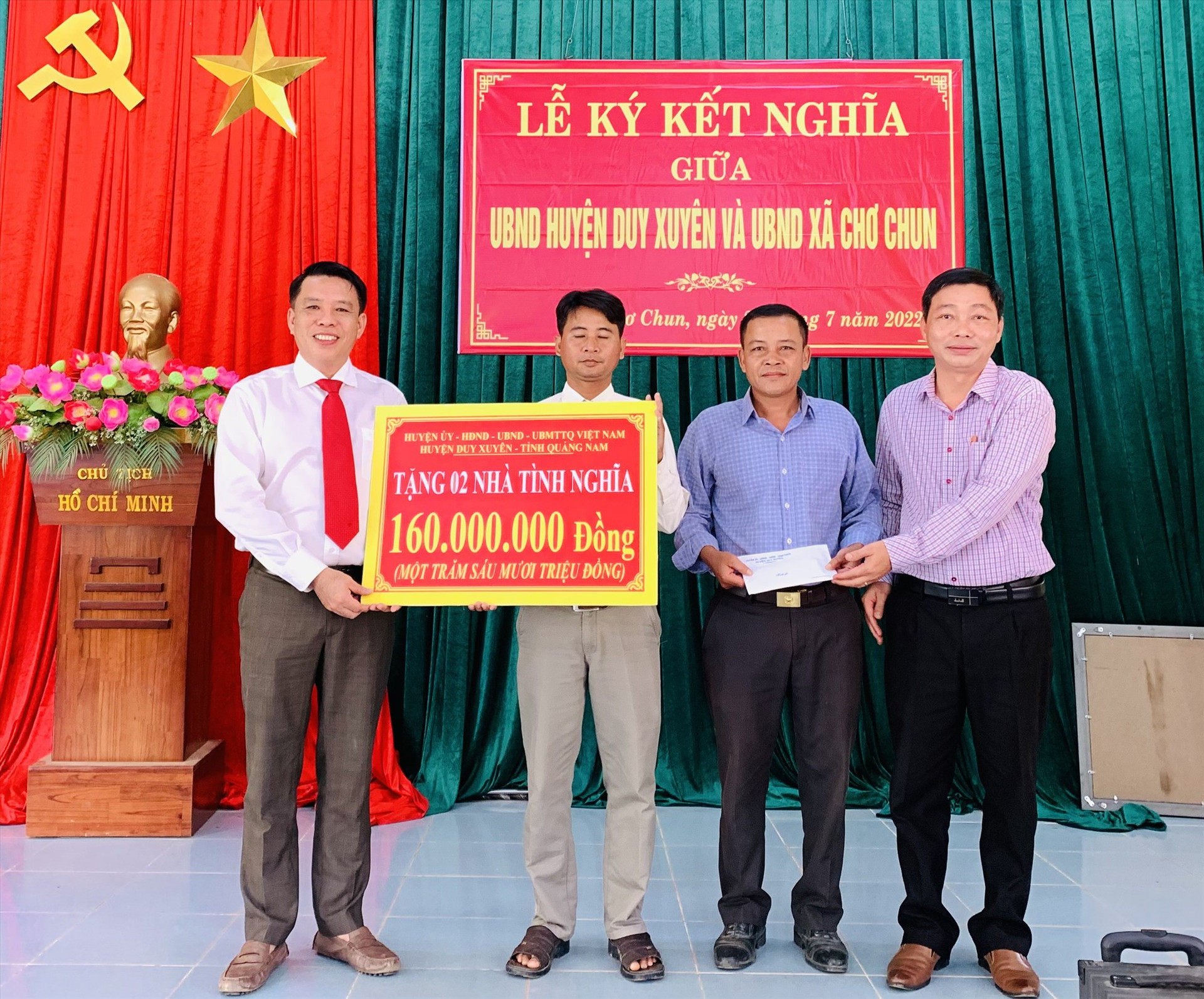 Huyện Duy Xuyên trao 160 triệu đồng hỗ trợ xây dựng 2 ngôi nhà tình nghĩa cho người có công cách mạng ở xã Chơ Chun.   Ảnh: T.L