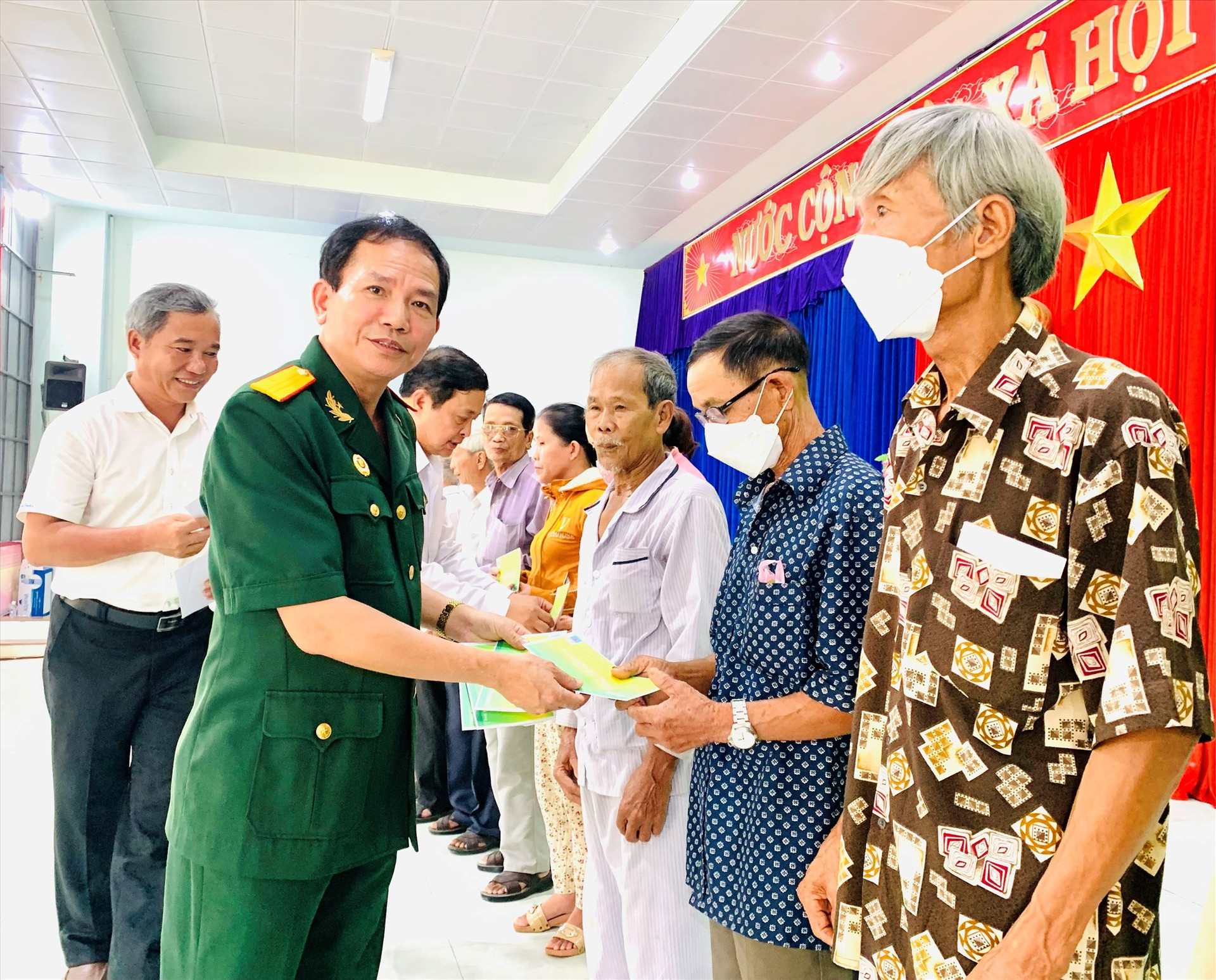 Lãnh đạo Tổng Công ty Phân bón và hóa chất dầu khí Việt Nam tặng quà người có công ở thị trấn Nam Phước (Duy Xuyên).   Ảnh: T.L