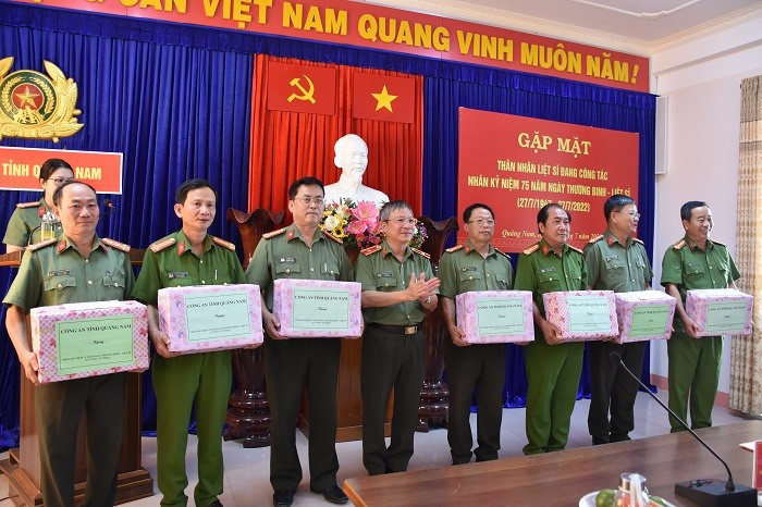 Thiếu tướng Nguyễn Đức Dũng, Giám đốc Công an tỉnh tặng quà cho các đồng chí là con liệt sĩ