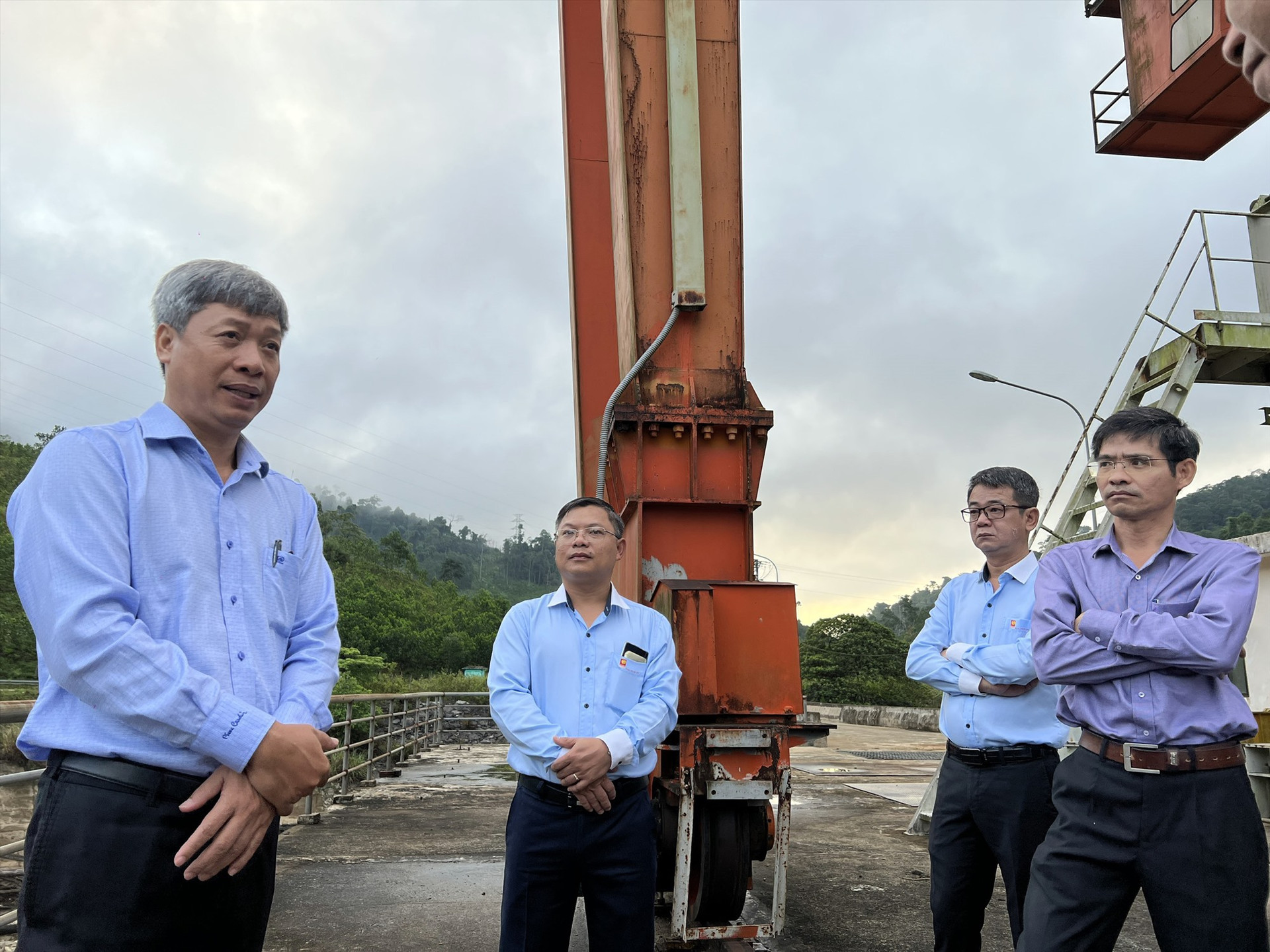 Phó Chủ tịch UBND tỉnh Hồ Quang Bửu kiểm tra công trình thủy điện Đăk My 4. Ảnh: TẤN SỸ