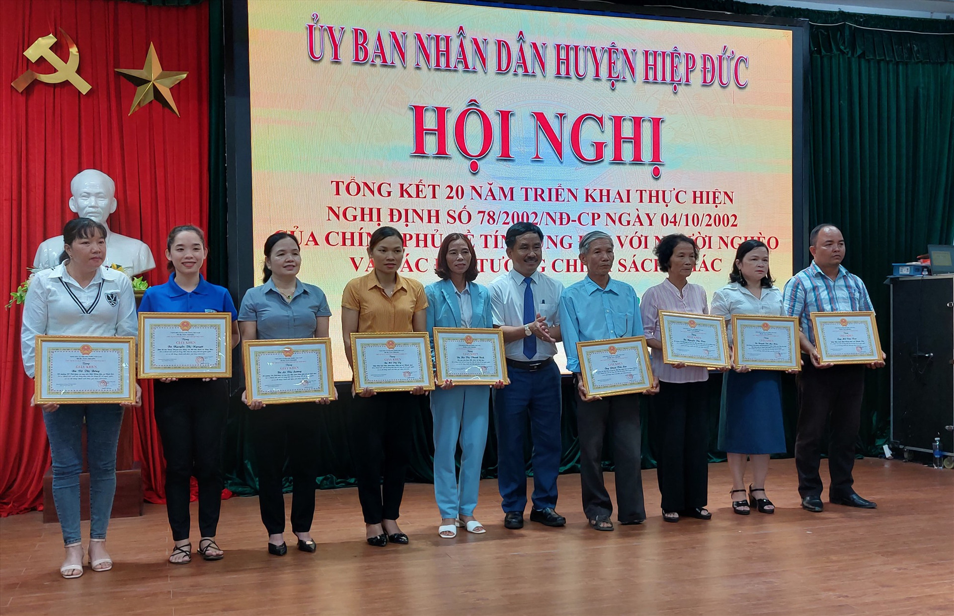 Ông Hoàng Văn Hùng - Phó Chủ tịch UBND huyện Hiệp Đức trao giấy khen cho tập thể, cá nhân có thành tích trong