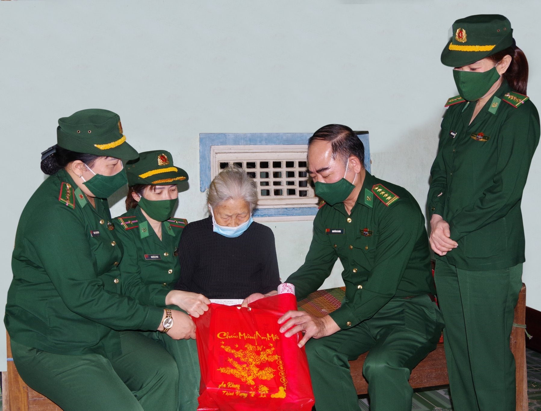 BĐBP tỉnh Quảng Nam đến thăm, tặng quà cho Mẹ VNAH Huỳnh Thị Lượng (Xã Đại Quang, Huyện Đại Lộc, Quảng Nam).