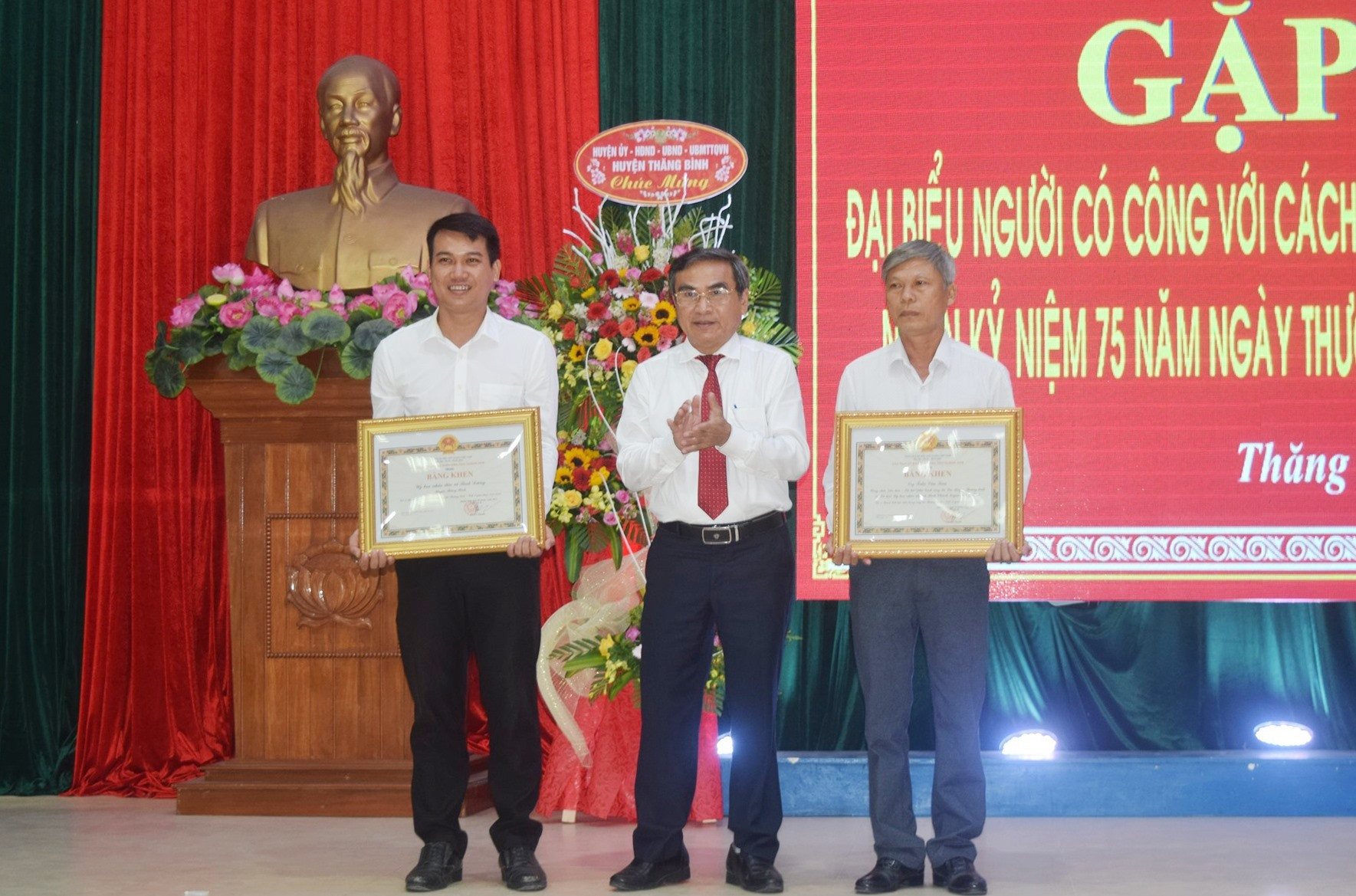 Bí thư Huyện ủy Thăng Bình Phan Công Vỹ trao Bằng khen của UBND tỉnh cho tập thể, cá nhân