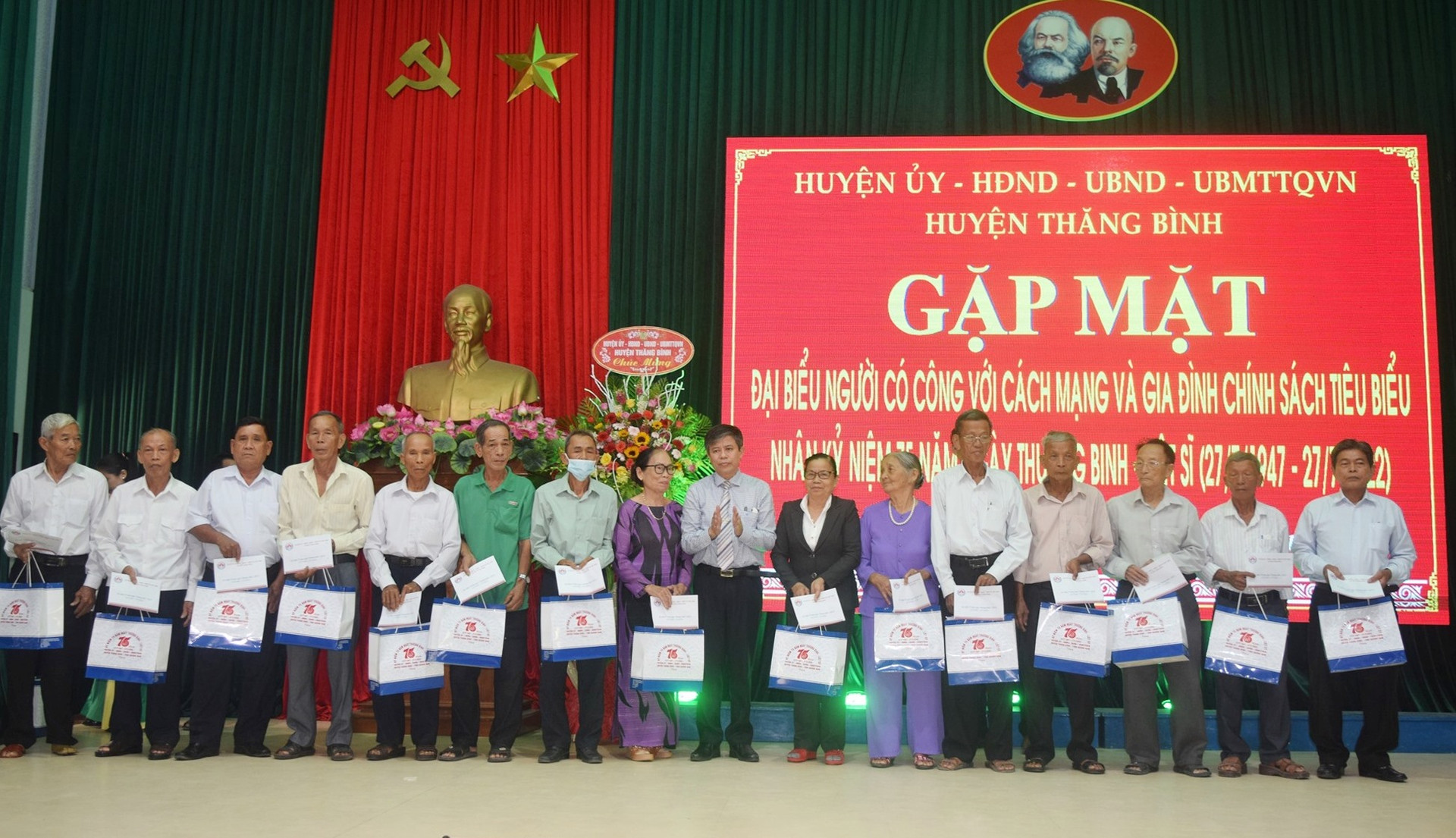 Chủ tịch UBND huyện Thăng Bình Võ Văn Hùng tặng quà cho gia đình chính sách, người có công tiêu biểu