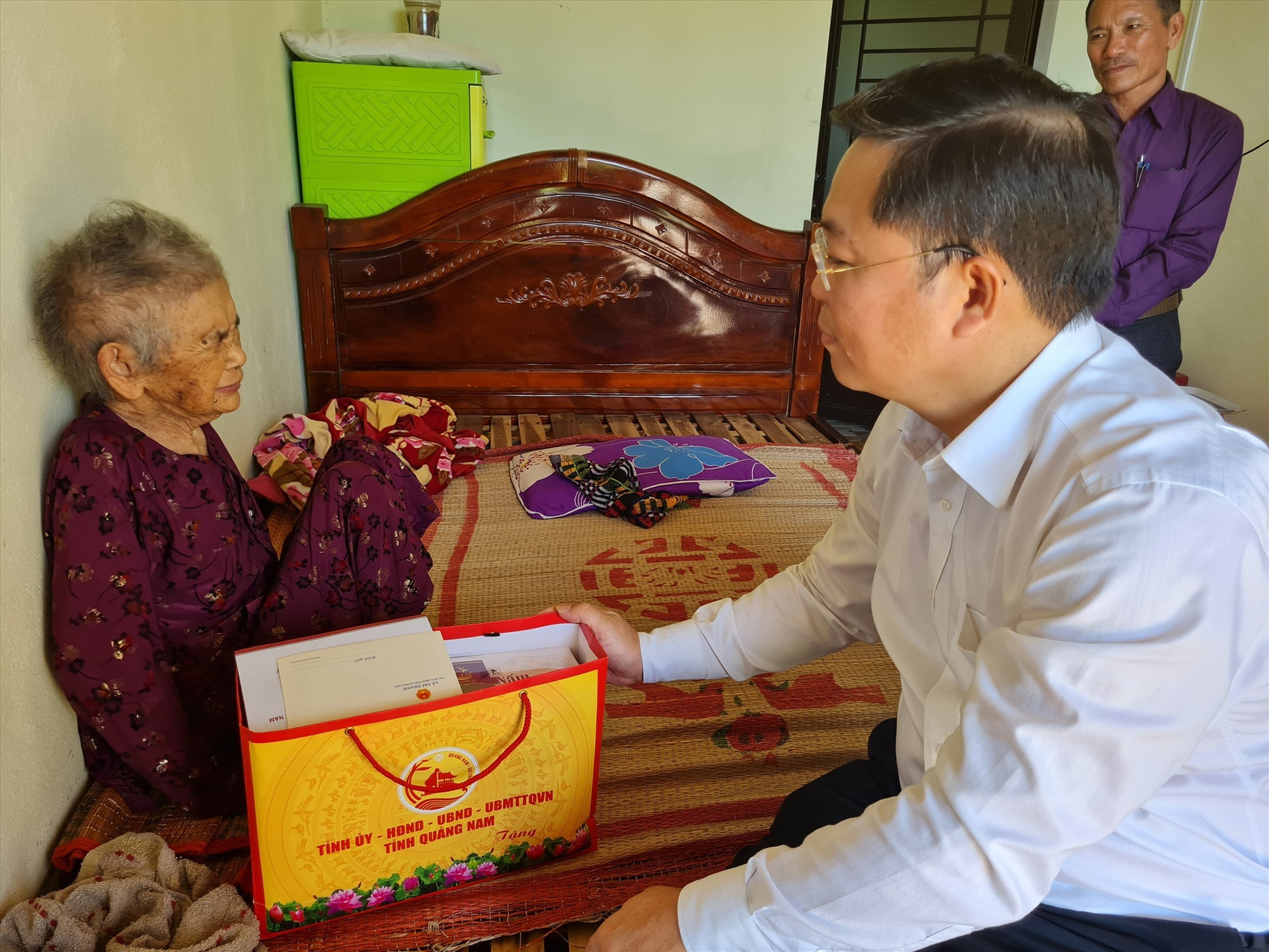 Chủ tịch UBND tỉnh Lê Trí Thanh thăm bà Nguyễn Thị Cúc. Ảnh: D.L