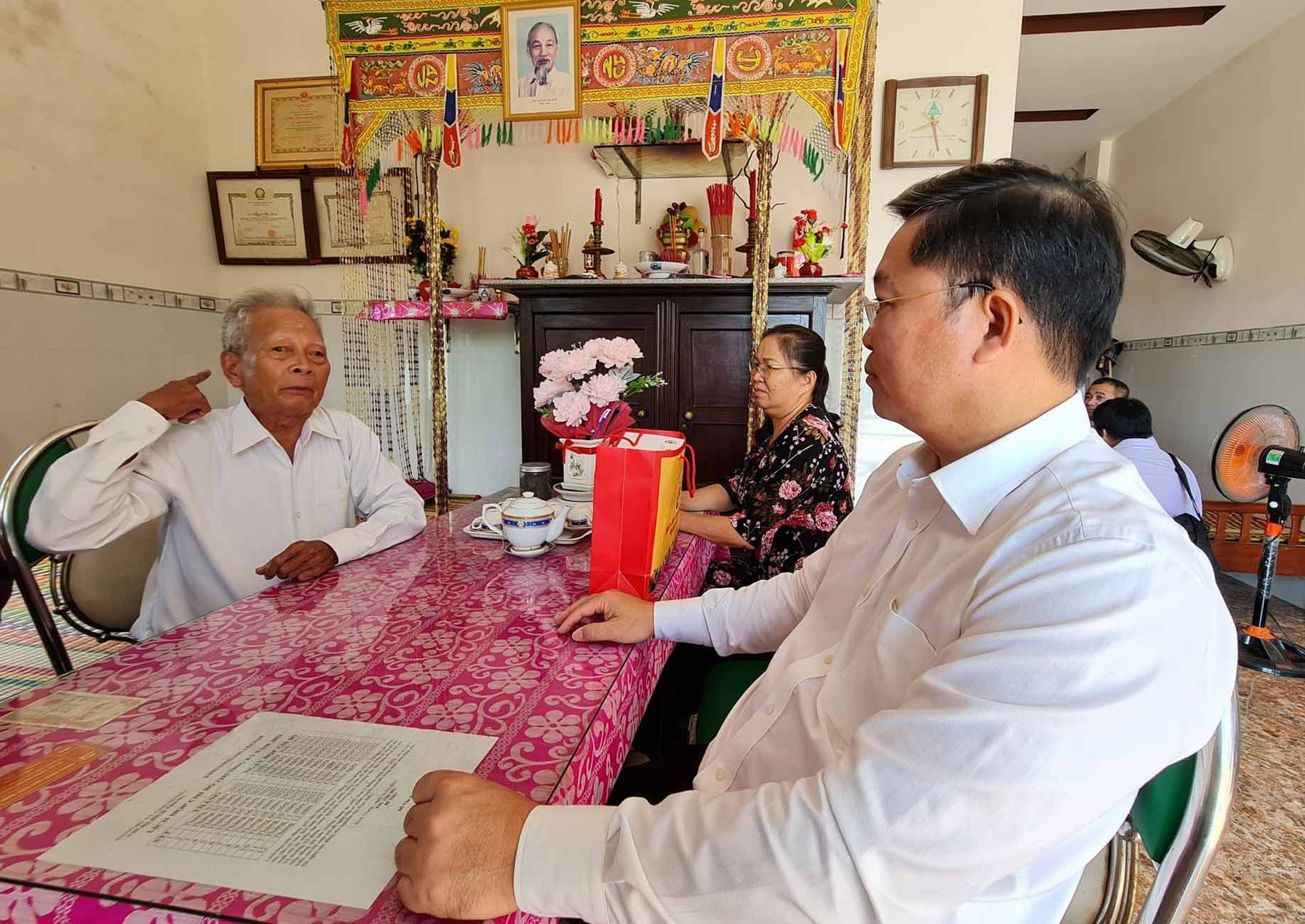 Chủ tịch UBND tỉnh Lê Trí Thanh thăm ông Nguyễn Viết Dũng. Ảnh: D.L