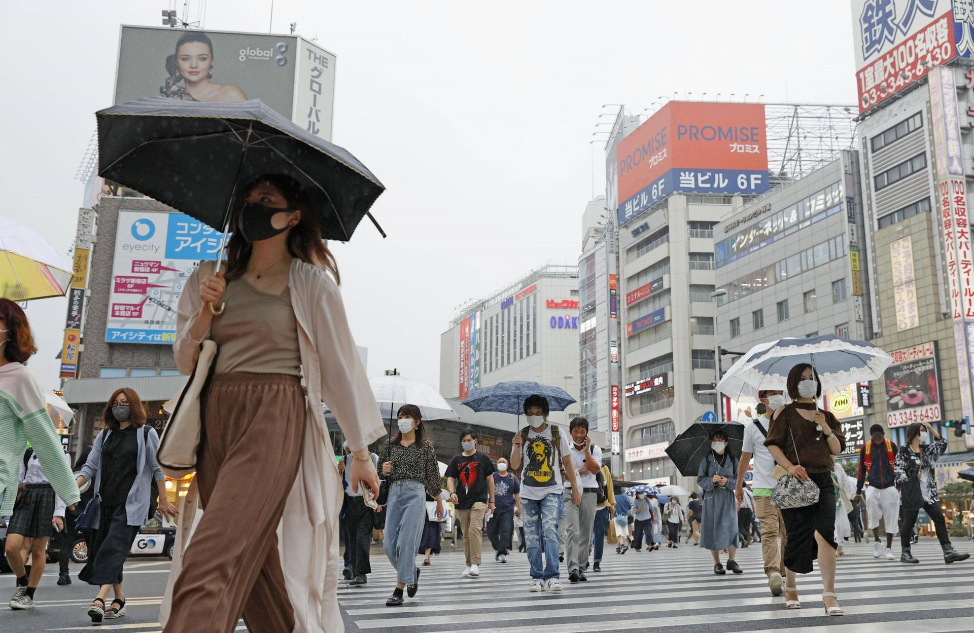 Người dân tại Nhật Bản giữ thói quen đeo khẩu trang khi ra ngoài để ngăn chặn vi rút gây bệnh. Ảnh: Kyodo
