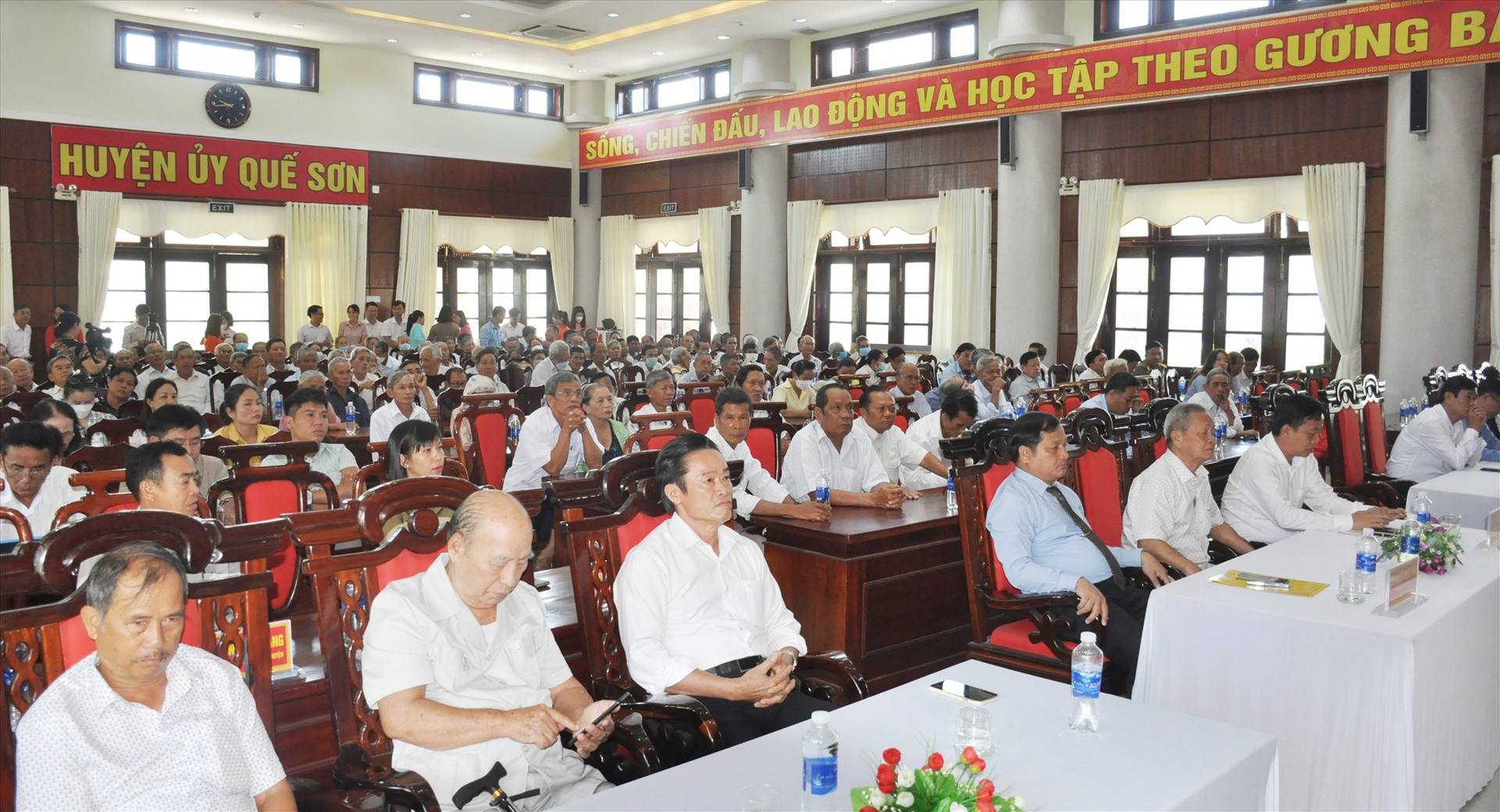 Các đại biểu dự buổi gặp mặt người có công của huyện Quế Sơn. Ảnh: D.H