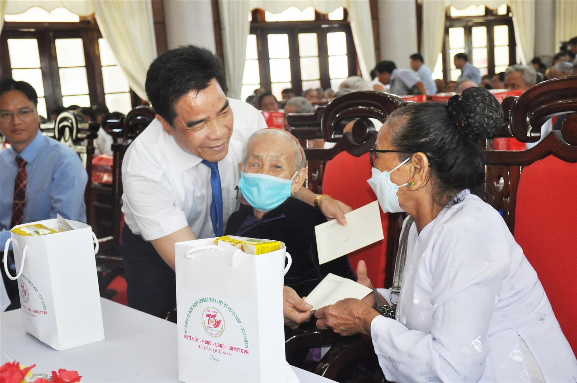 Đồng chí Lê Văn Dũng thăm hỏi, tặng quà đối tượng chính sách của huyện Quế Sơn. Ảnh: D.H