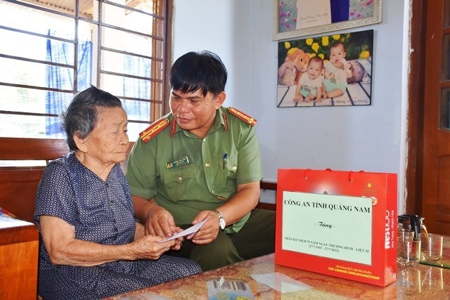 Đại tá Huỳnh Sông Thu, Phó Giám đốc Công an tỉnh thăm, tặng quà các Mẹ VNAH