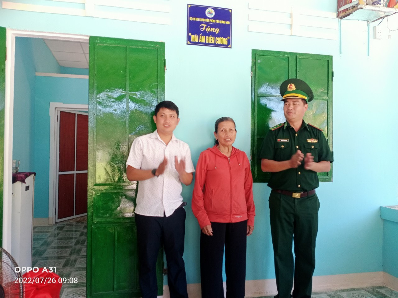 Bà bà Trần Thị Hạng (giữa) vui mừng bên căn nhà mới,