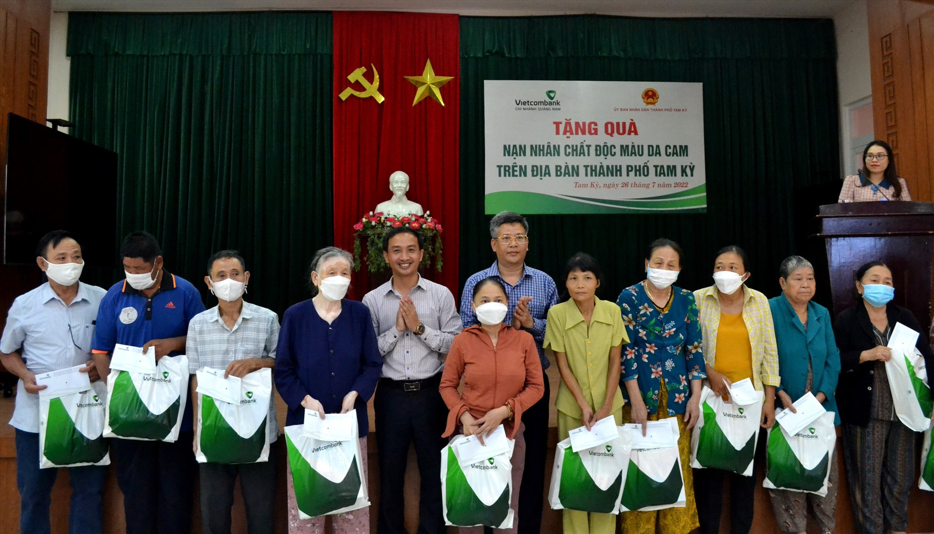 UBND TP.Tam Kỳ phối hợp với Vietcombank Quảng Nam tặng 50 suất quà hỗ trợ nạn nhân chất đôc da cam trên địa bàn. Ảnh: Q.VIỆT